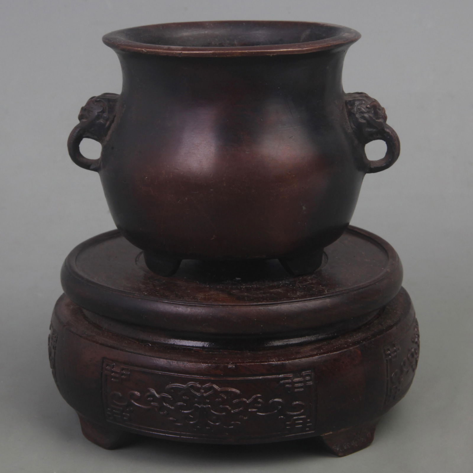 A FINE XUAN DE STYLE LION EAR THREE FOOT BRONZE CENSER: Ming Dynasty Style; Diameter: 3.8 inch; High: 2.8 inch;