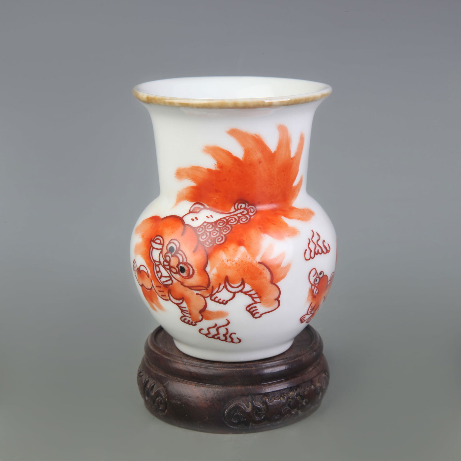 FAMILLE ROSE AUSPICIOUS BEAST PATTERN PORCELAIN SPITTOON (1 of 5)