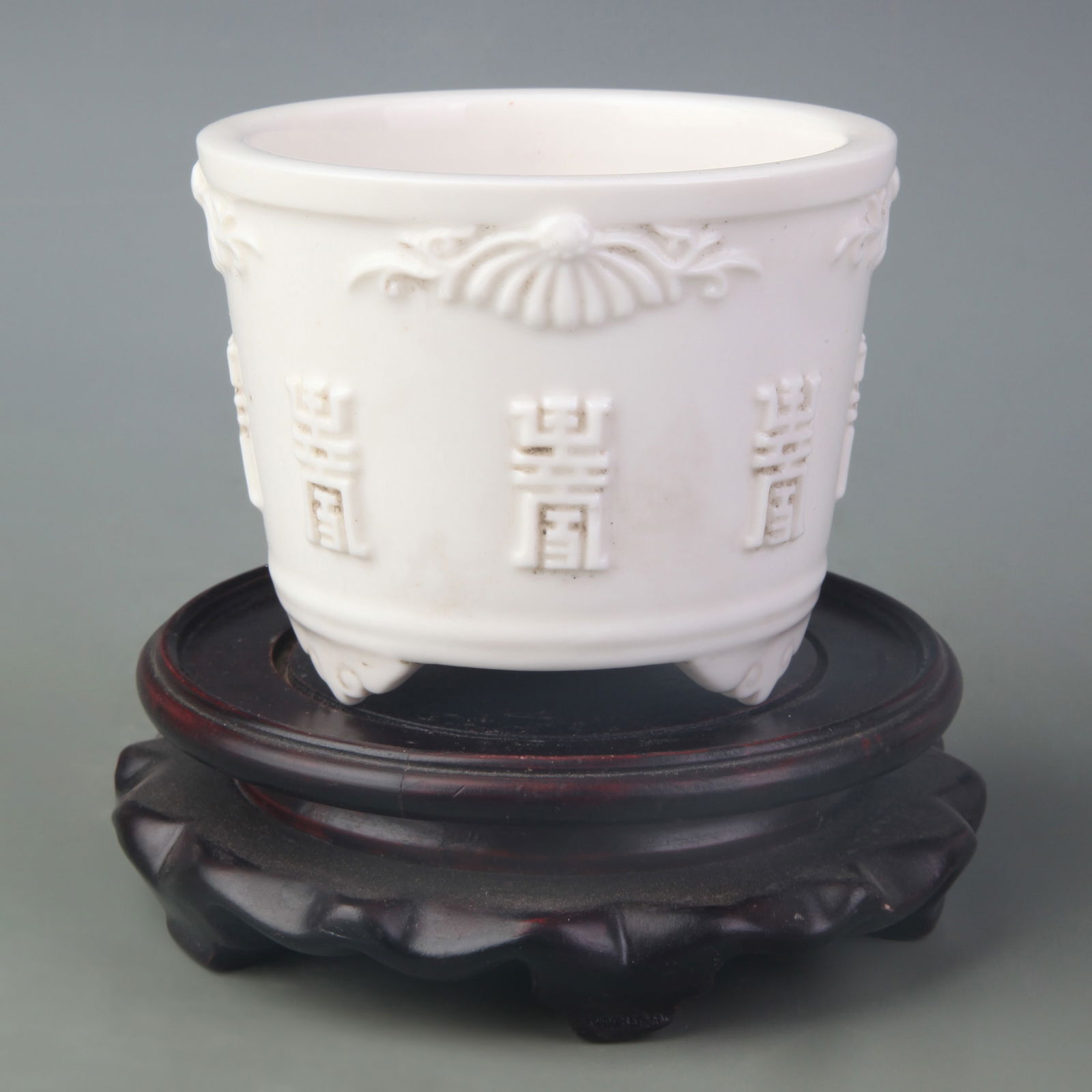 DEHUA WHITE PORCELAIN BLANC-DE-CHINE “LONGEVITY?? TRIPOD CENSER: Qing Dynasty; Width: 3.9 inch; High: 3.1 inch