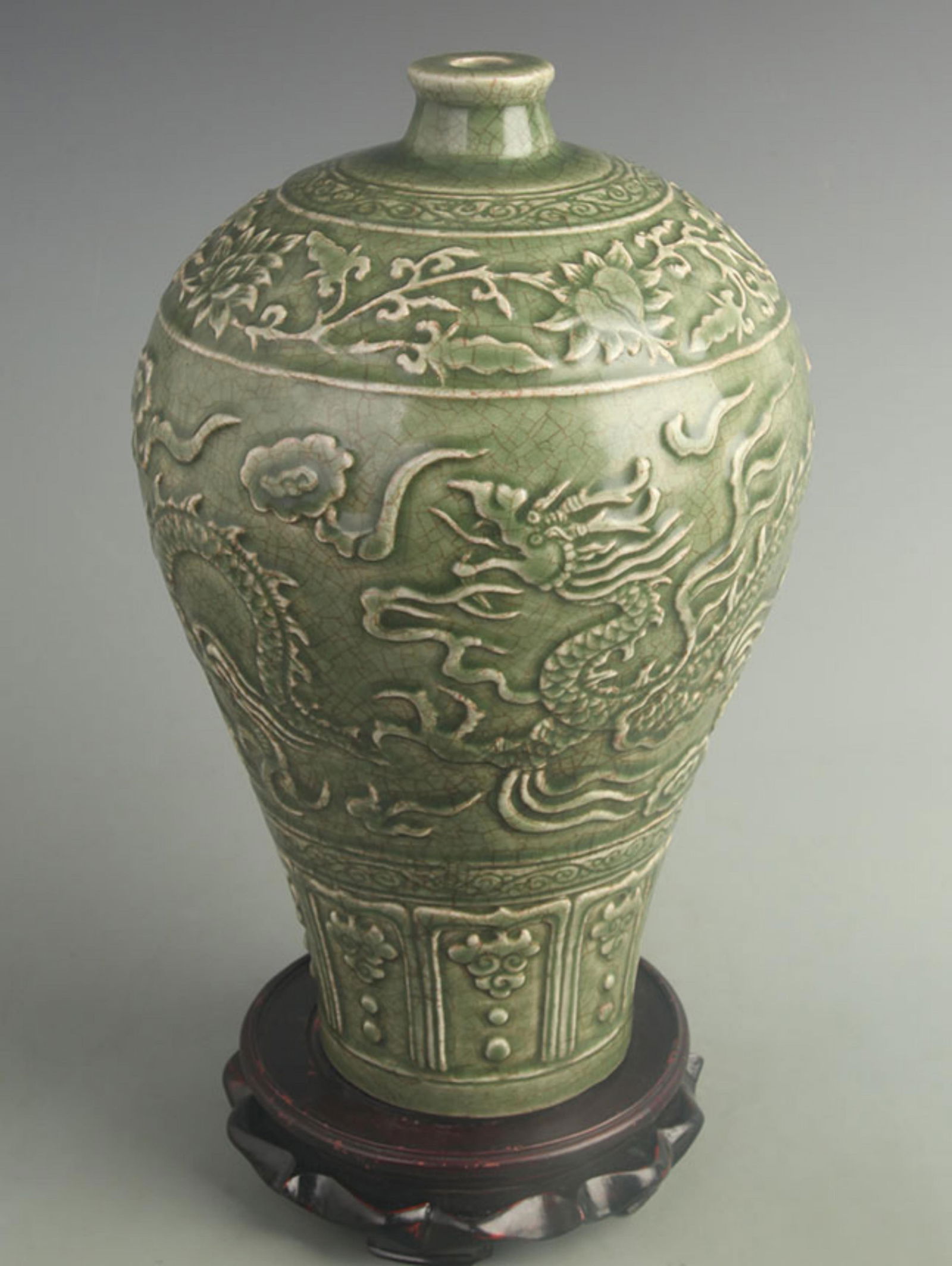 A FINE LONG QUAN KILN DRAGON PATTERN MEI STYLE BOTTLE: Ming Dynasty Style; High: 13.5 inch; Diameter: 8.00 inch