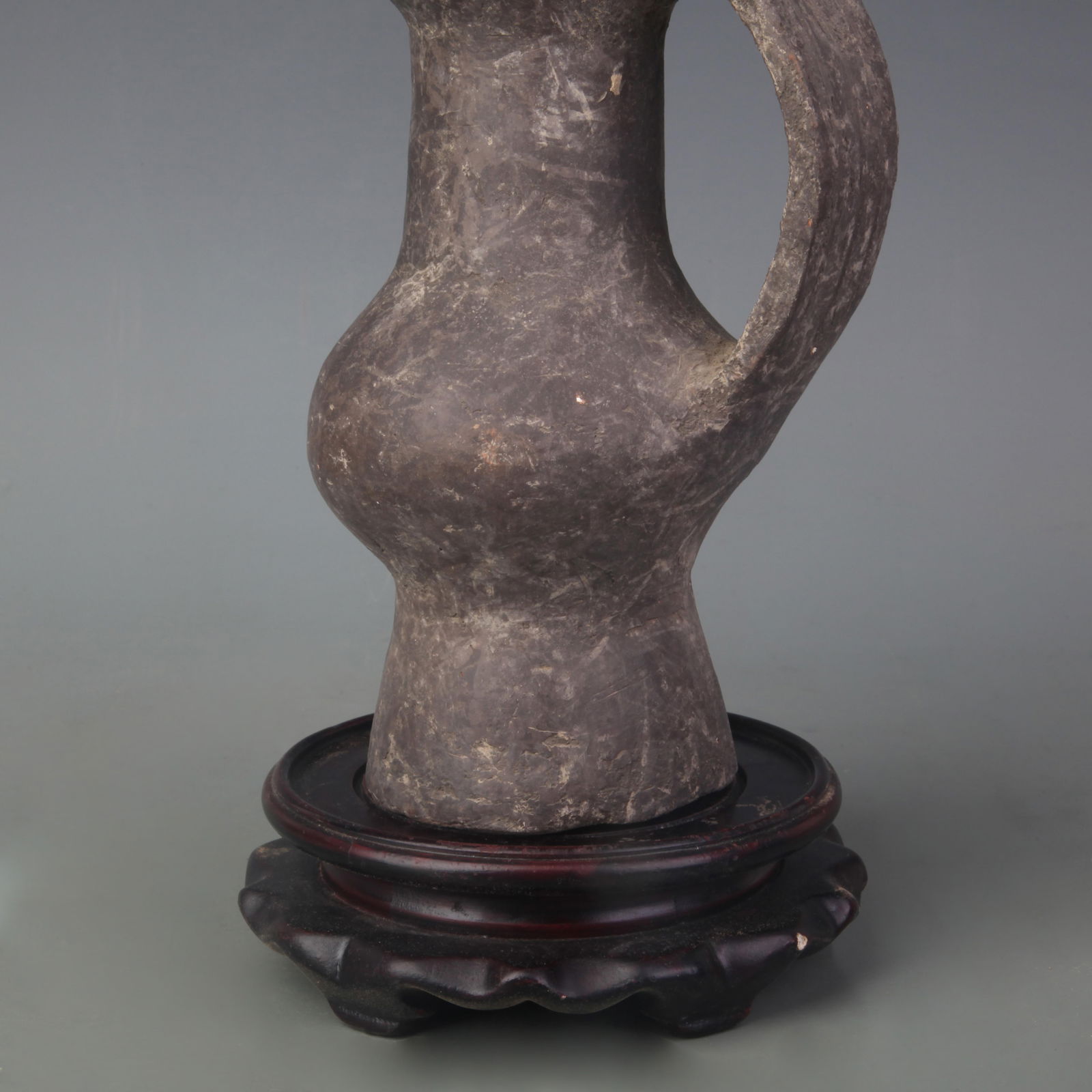 A FINE GRAY POTTERY EWER - 3