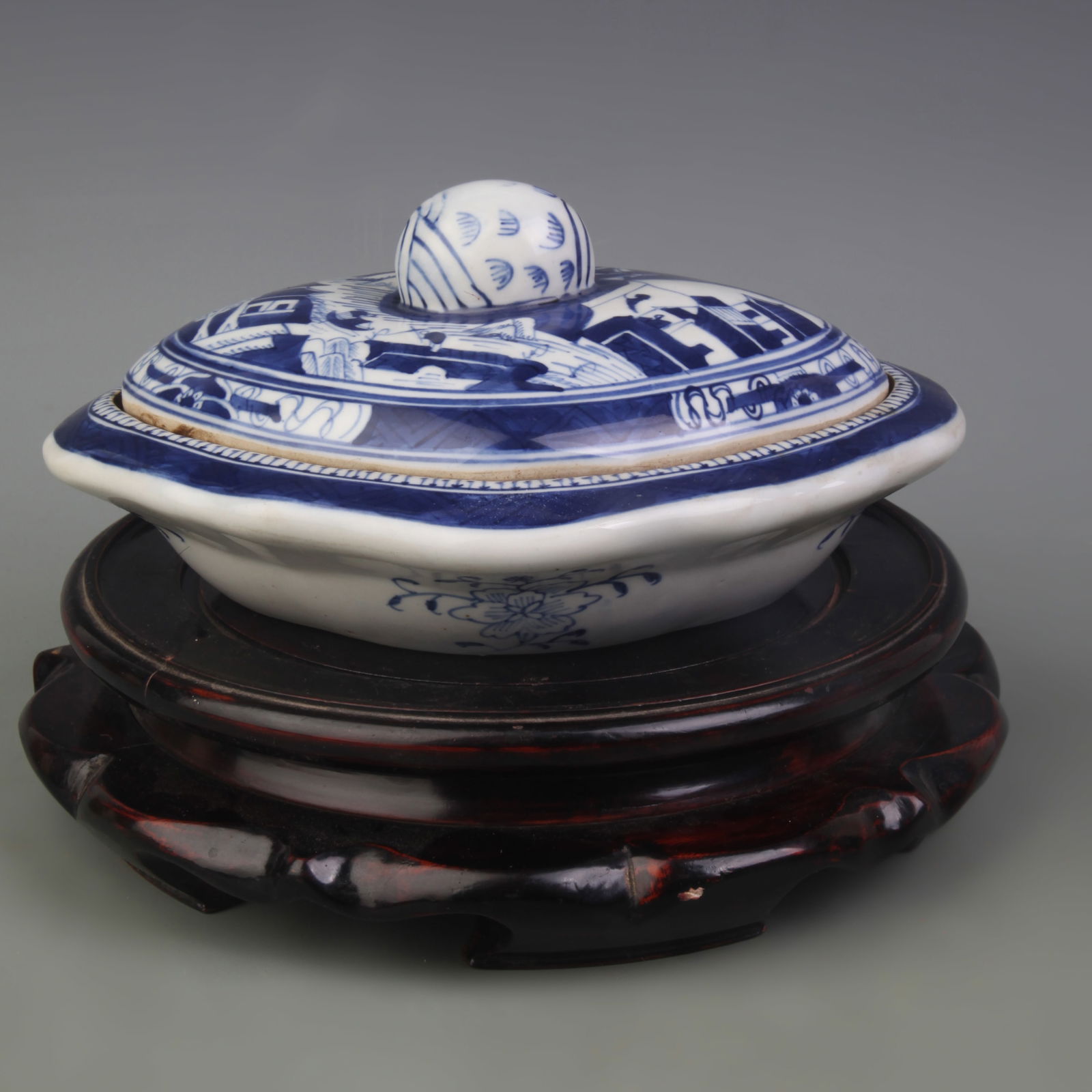 BLUE-AND-WHITE LANDSCAPE AND FIGURES PATTERN PLATE WITH COVER: Qing Dynasty; Width: 8.7 inch; High: 3.8 inch