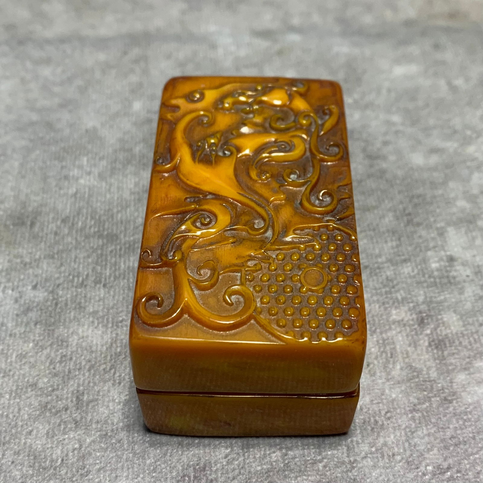 A FINE CELLULOID MADE SEAL AND BOX: Repbulic China Period; iameter: Long: 3 inch; Width: 1.6 inch; High: 1.3 inch;