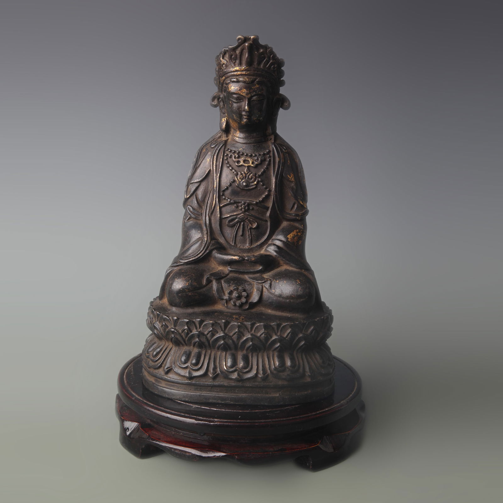 A FINE BRONZE GUAN YIN STATUE: Qing Dynasty; High: 9.2 inch
