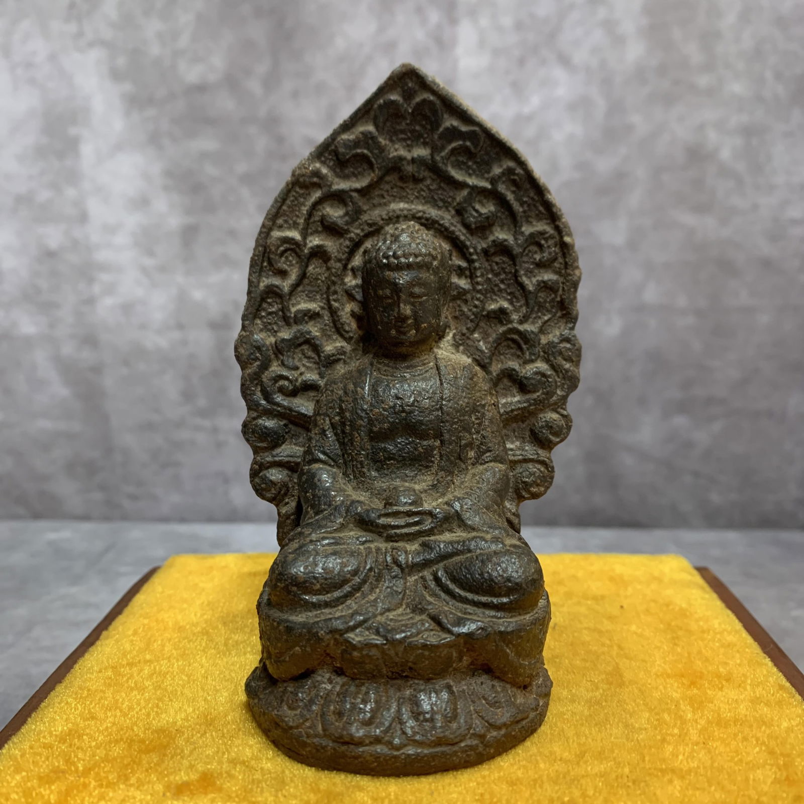 A SMALL CAST IRON AMITABHA STATUE: Qing Dynasty; High: 4.7 inch; Width: 2.6 inch; Long: 2.2 inch