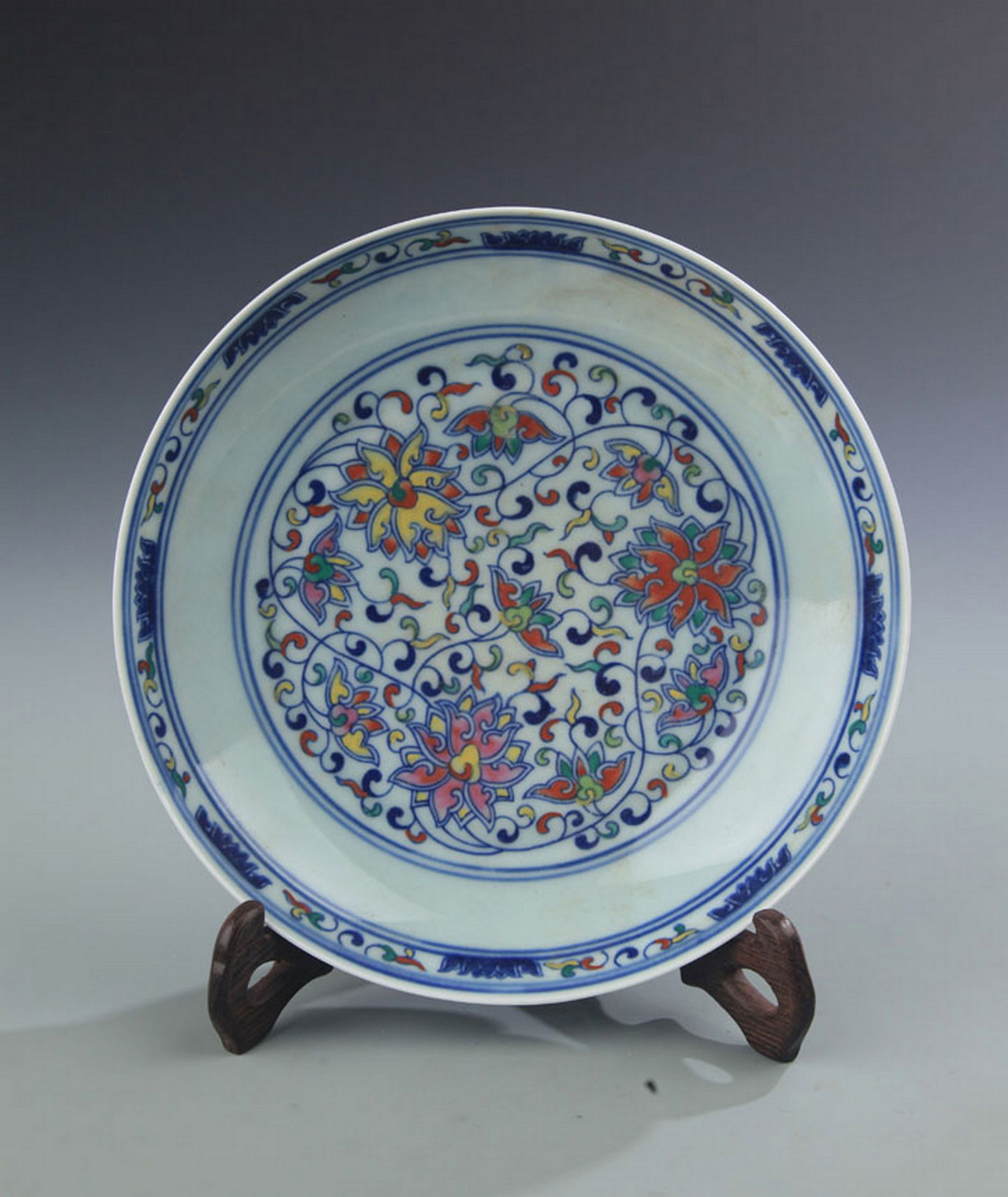 RARE DOU CAI COLOR FLOWER PATTERN PORCELAIN PLATE: Qing Dynasty; High: 1.50 inch; Diameter:7.75 inch;