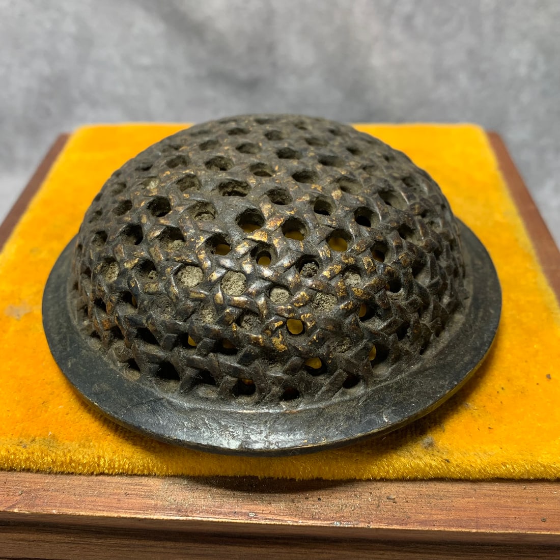 GILT BRONZE INCENSE BURNER WITH RUYI CLOUD PATTERN - 4