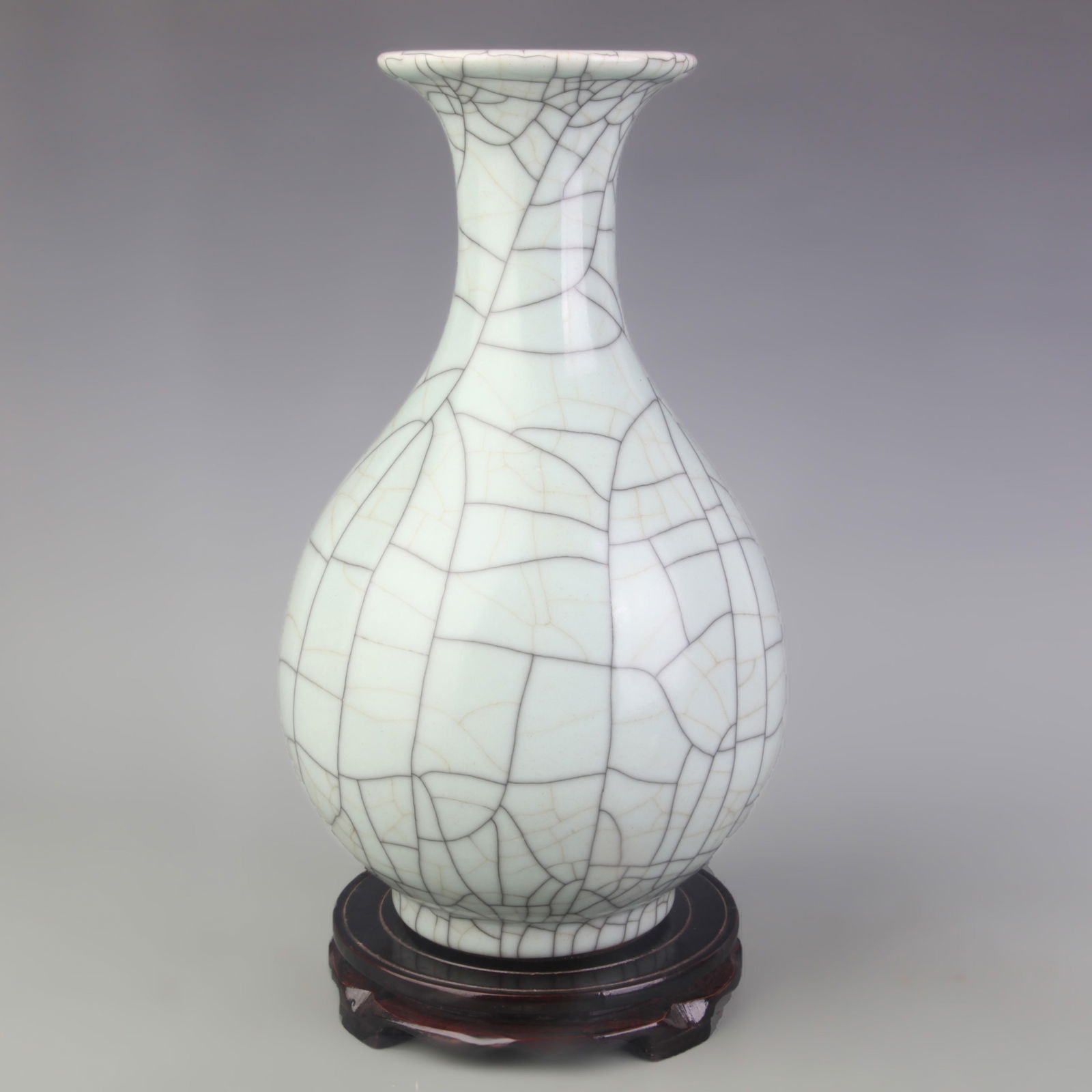 GE-TYPE GLAZE YU HU CHUN PORCELAIN VASE (1 of 5)