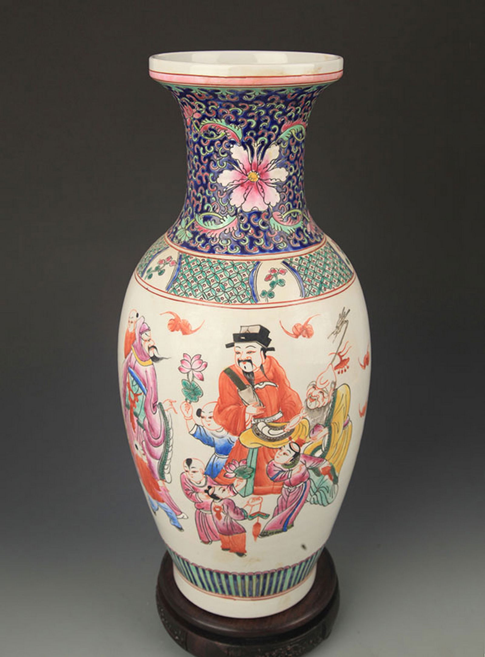 FAMILLE ROSE CHARACTER PATTERN PLATE TOP VASE: Qing Dynasty; High: 17.5 inch; Diameter: 5.25 inch;