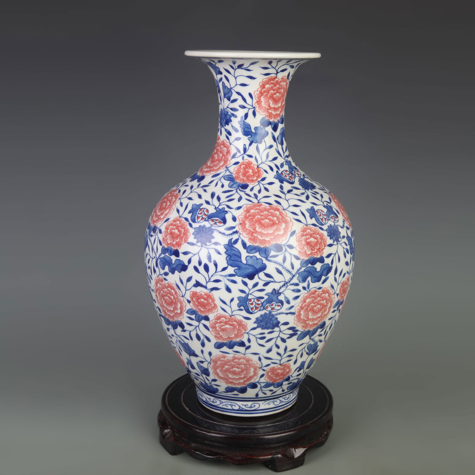BLUE-AND-WHITE UNDERGLAZE-RED FLORAL PATTERN PORCELAIN DISPLAY VASE: Qing Dynasty Yong Zheng Period; Diameter: 8.5 inch; High: 13.4 inch