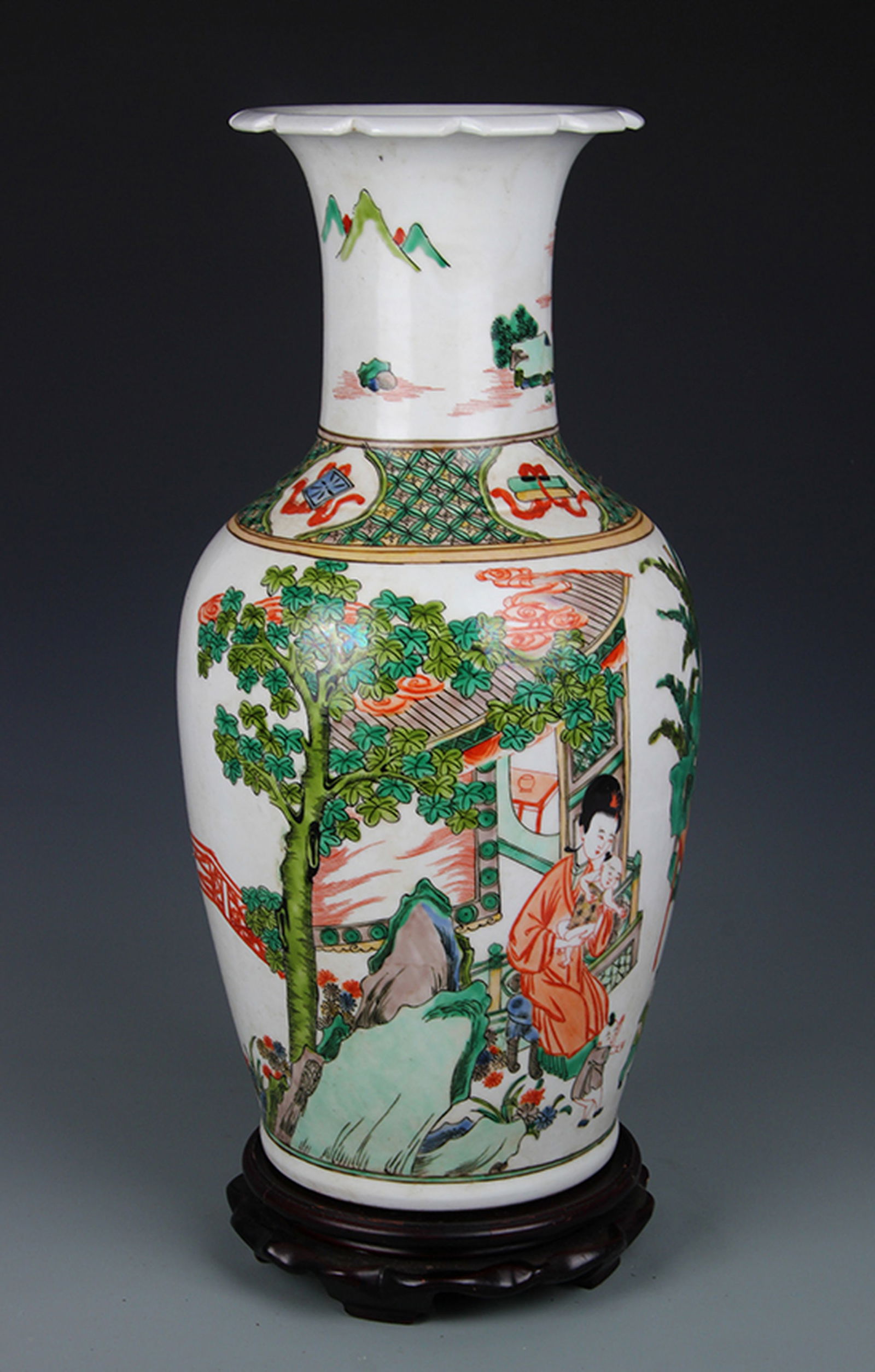 A FINE FAMILLE VERTE CHARACTER PATTERN VASE: Qing Dynasty; High: 17.00 inch Diameter: 6.25 inch