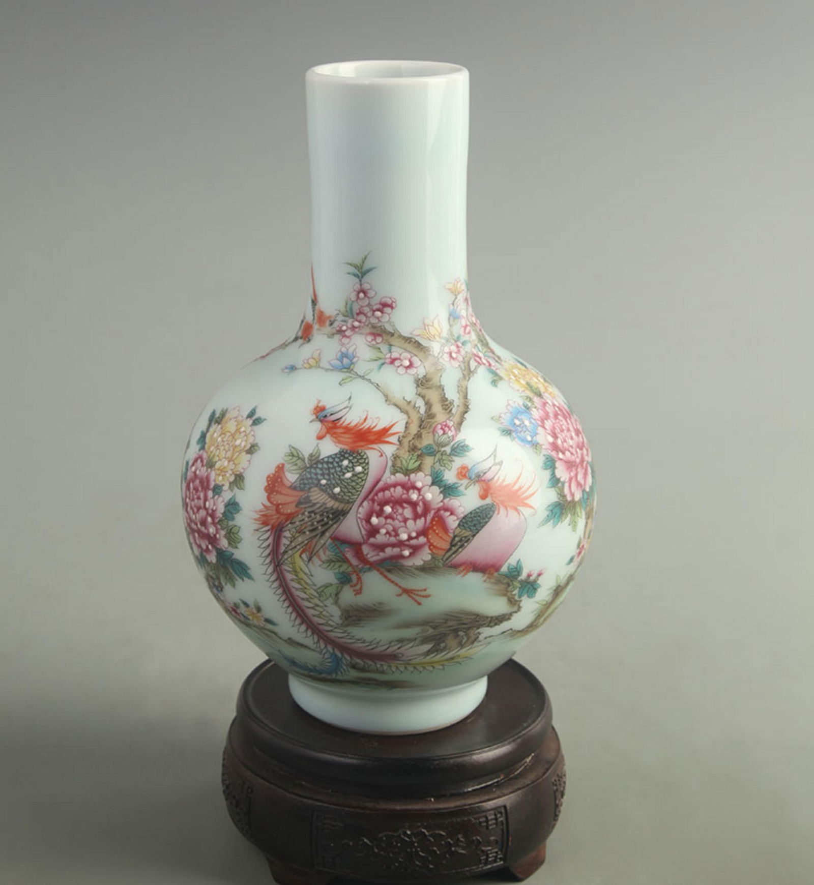 FAMILLE ROSE PHOENIX PATTERN GLOBULAR STYLE PORCELAIN VASE: Qing Dynasty Qian Long Period; High: 9.00 inch; Width: 5.50 inch;