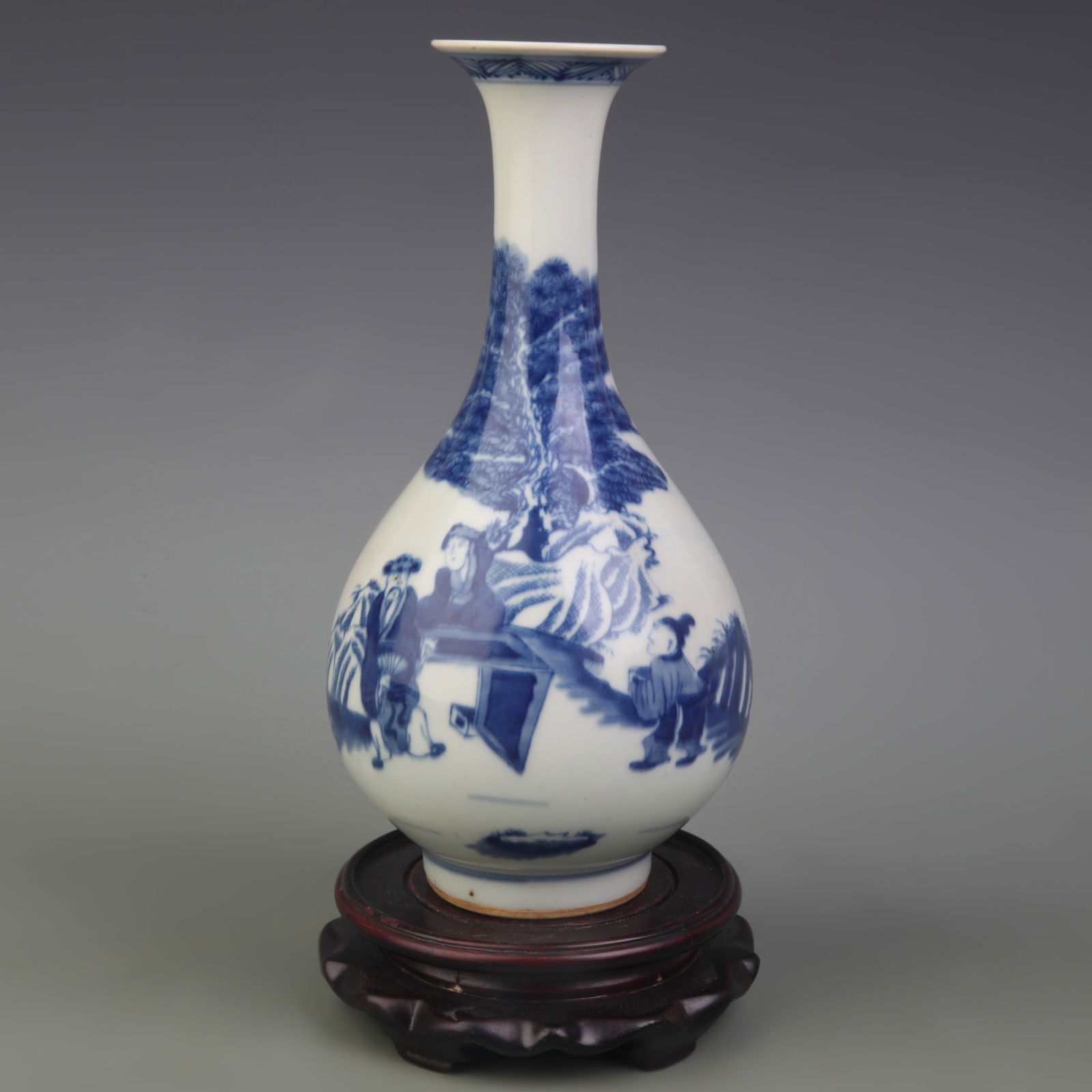 BLUE-AND-WHITE FIGURAL PATTERN YU HU CHUN PORCELAIN VASE: Qing Dynasty; High: 9.2 inch