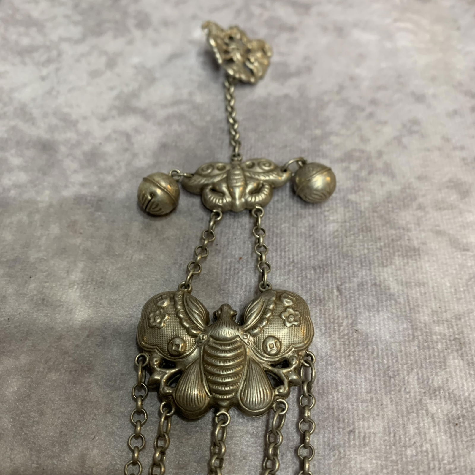 A FINE WHITE BRONZE CHATELAINE - 3