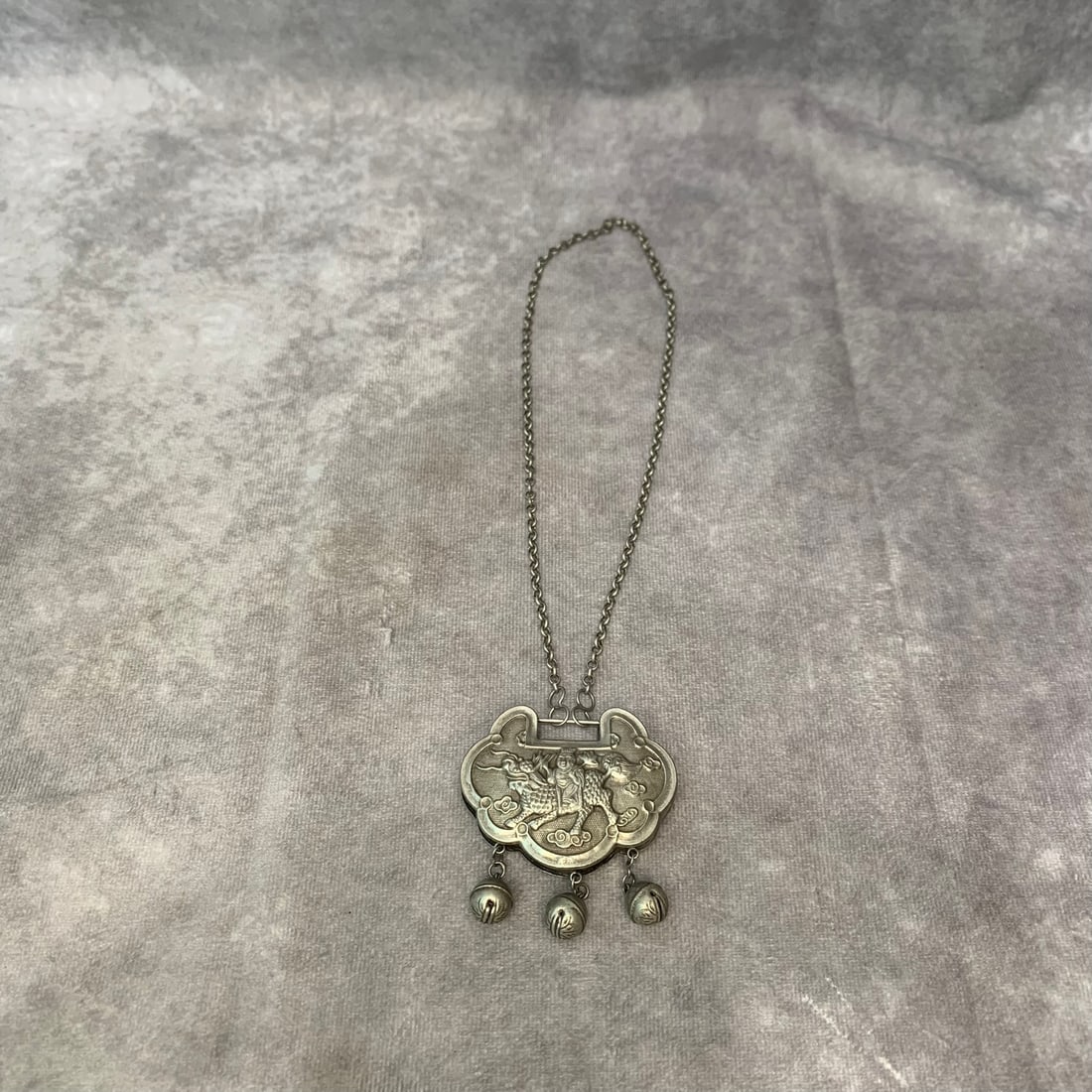 A FINE WHITE BRONZE MADE NECKLACE: Modern; High: 2.3 inch; Width: 1.8 inch; Long: 10.0 inch;