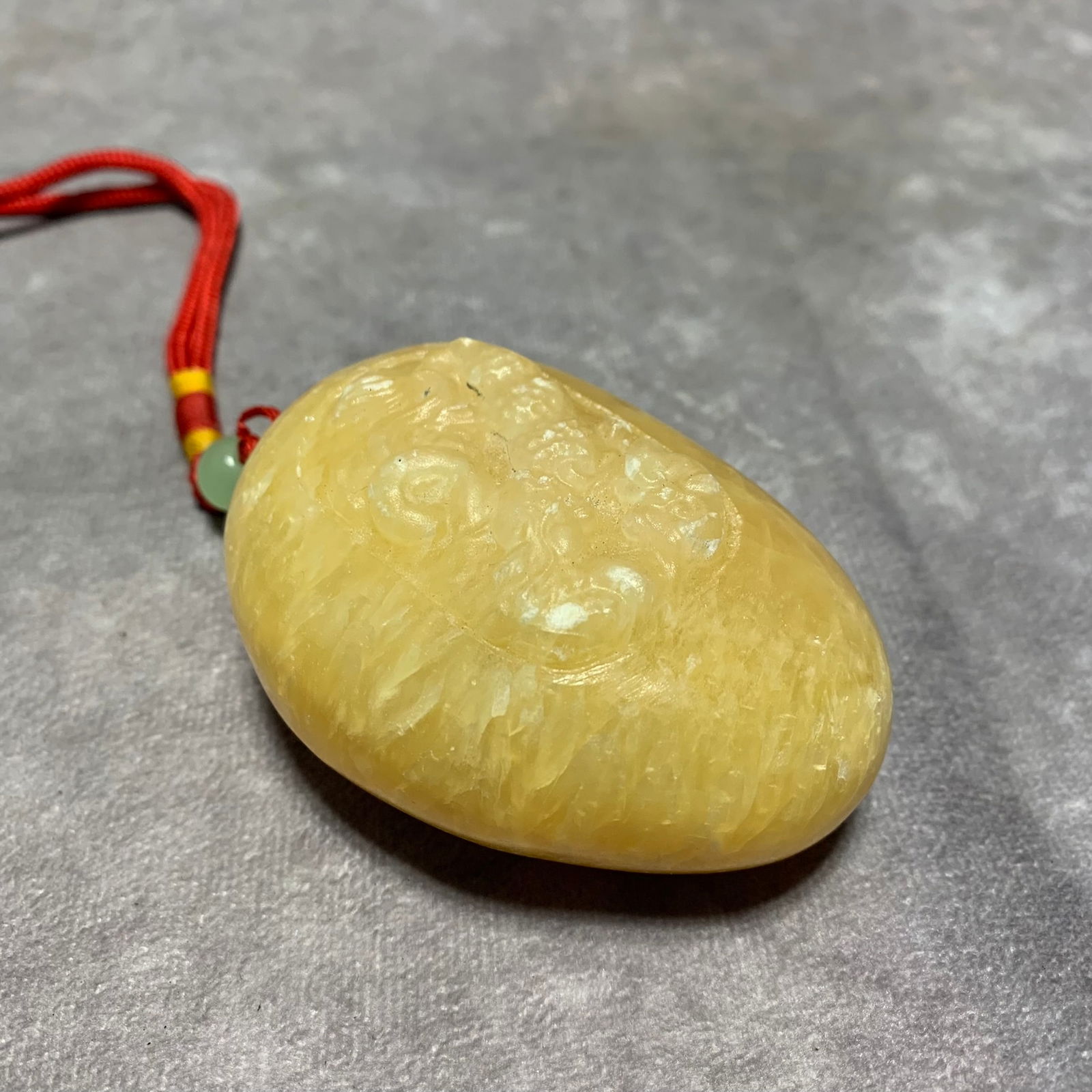 A LARGE YELLOW JADE DRAGON PATTERN HANDPIECE: Modern; Long: 3 inch; Width: 2.1 inch; High; 1.6 inch;