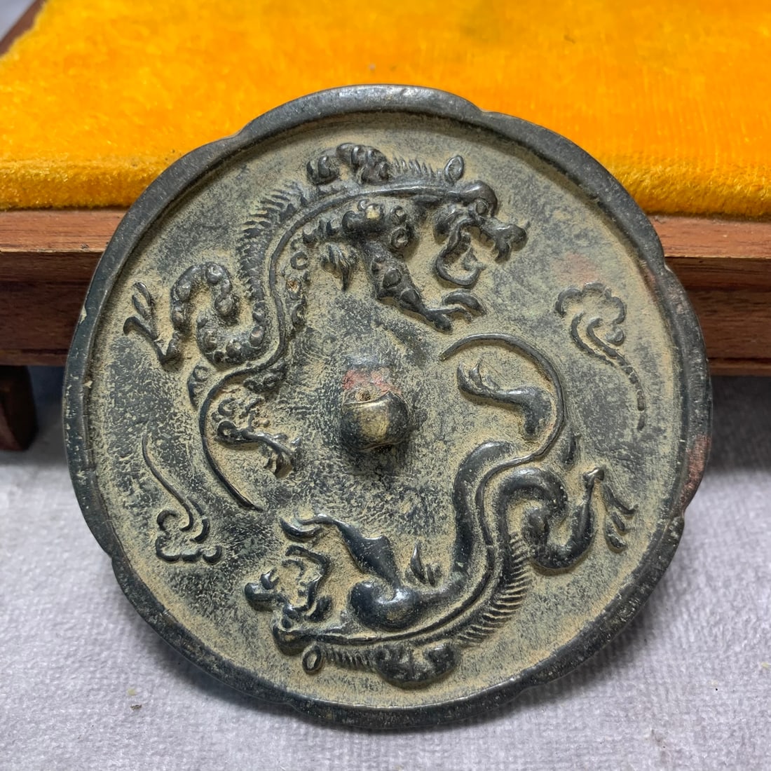 BRONZE MIRROR WITH DRAGON AND SUNFLOWER PATTERN (1 of 5)