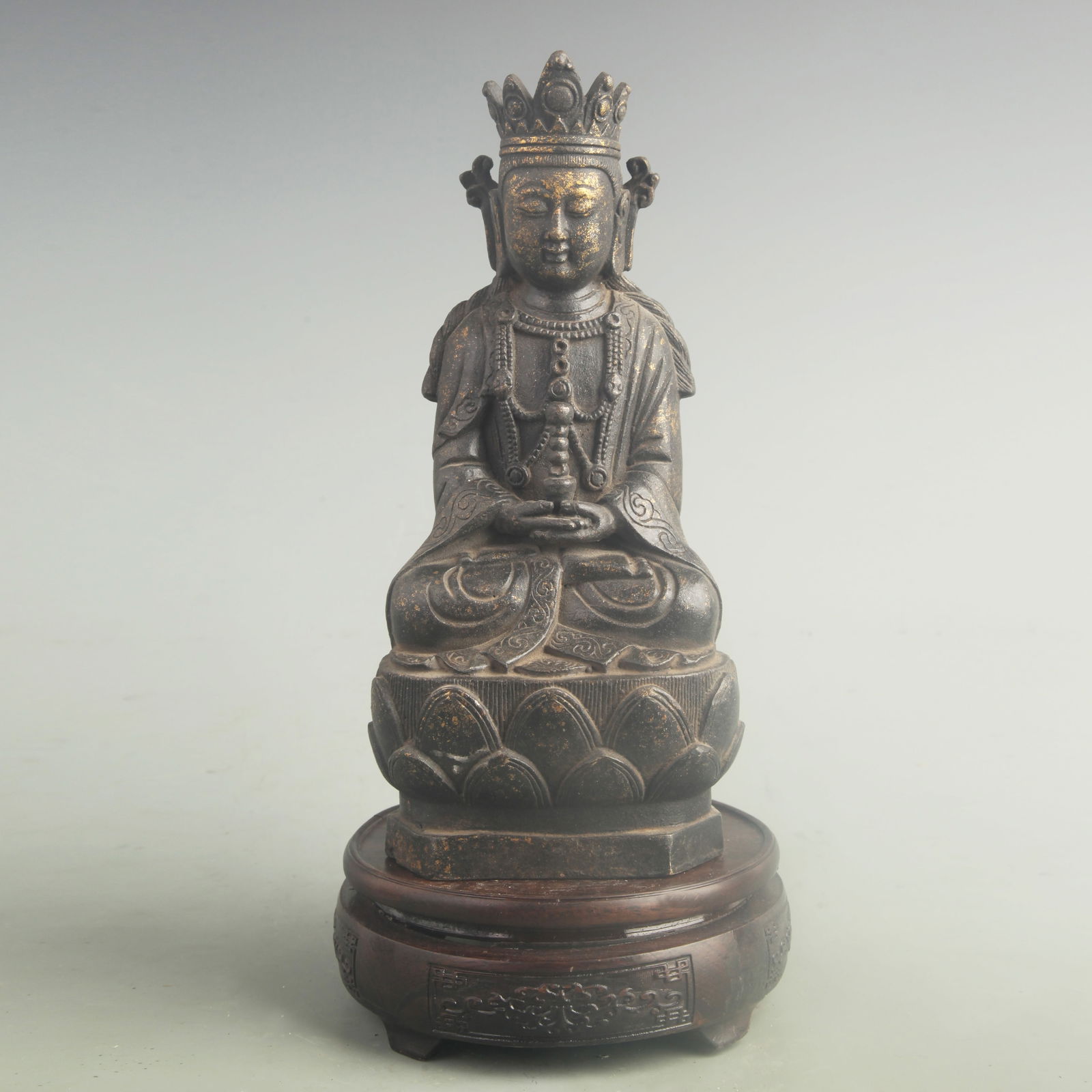 A FINE GILT-BRONZE GUANYIN STATUE: Qing Dynasty; High: 9.50 inch; Width: 4.20 inch