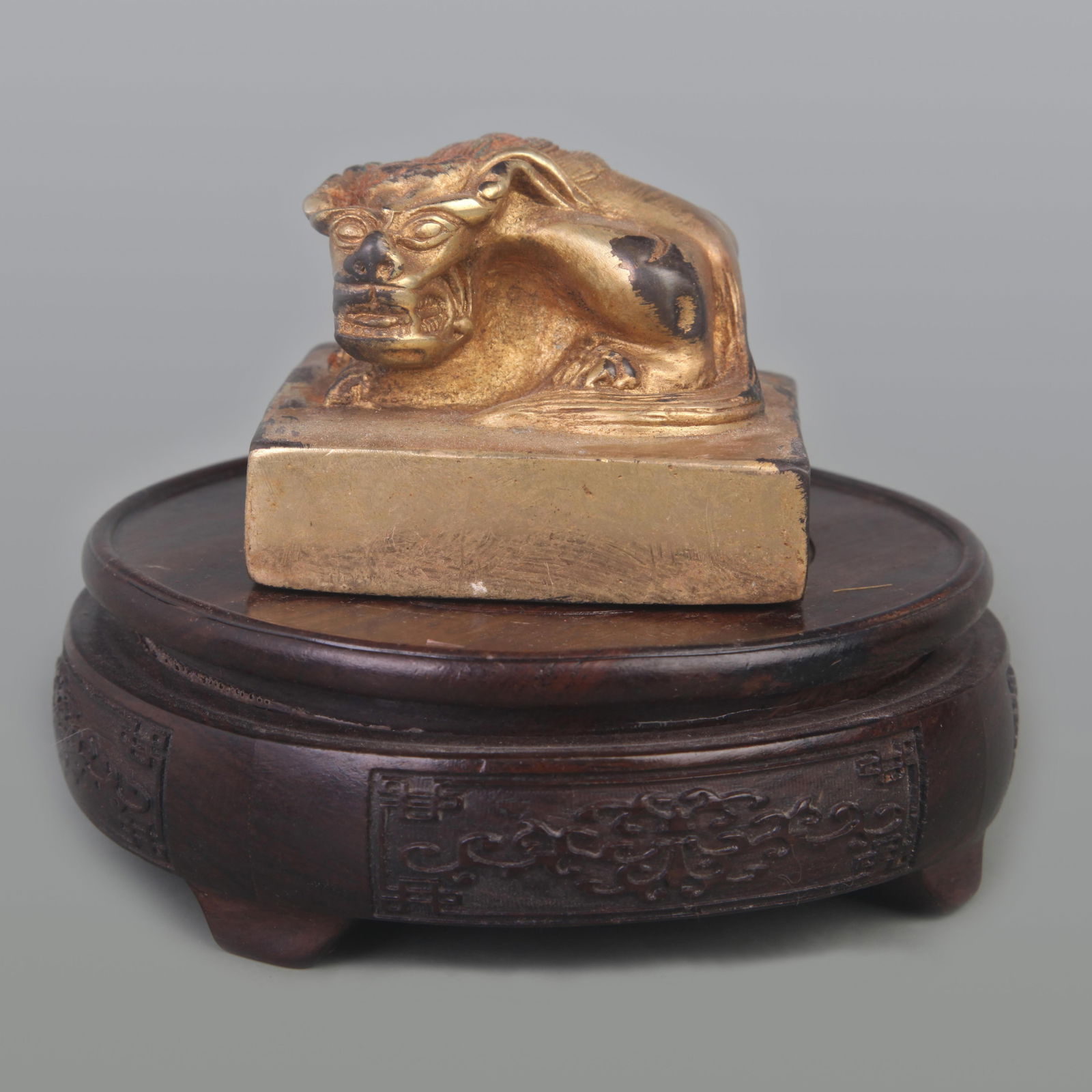 GILDED BRONZE BEAST HEAD FIGURE SQUARE SEAL: Qing Dynasty; Diameter: 3.0 inch; High: 2.3 inch;