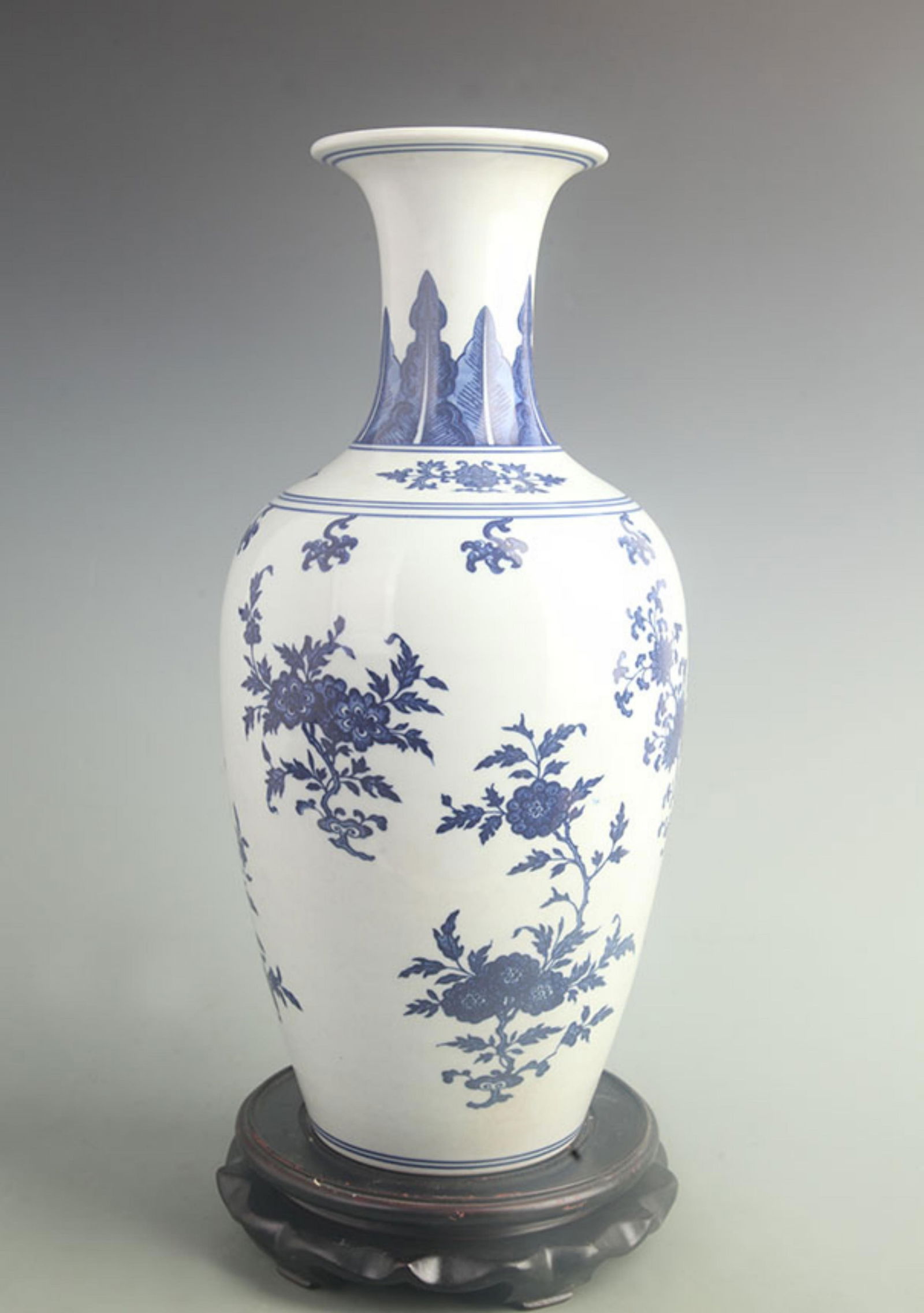 BLUE AND WHITE FLOWER PATTERN PORCELAIN VASE (1 of 5)