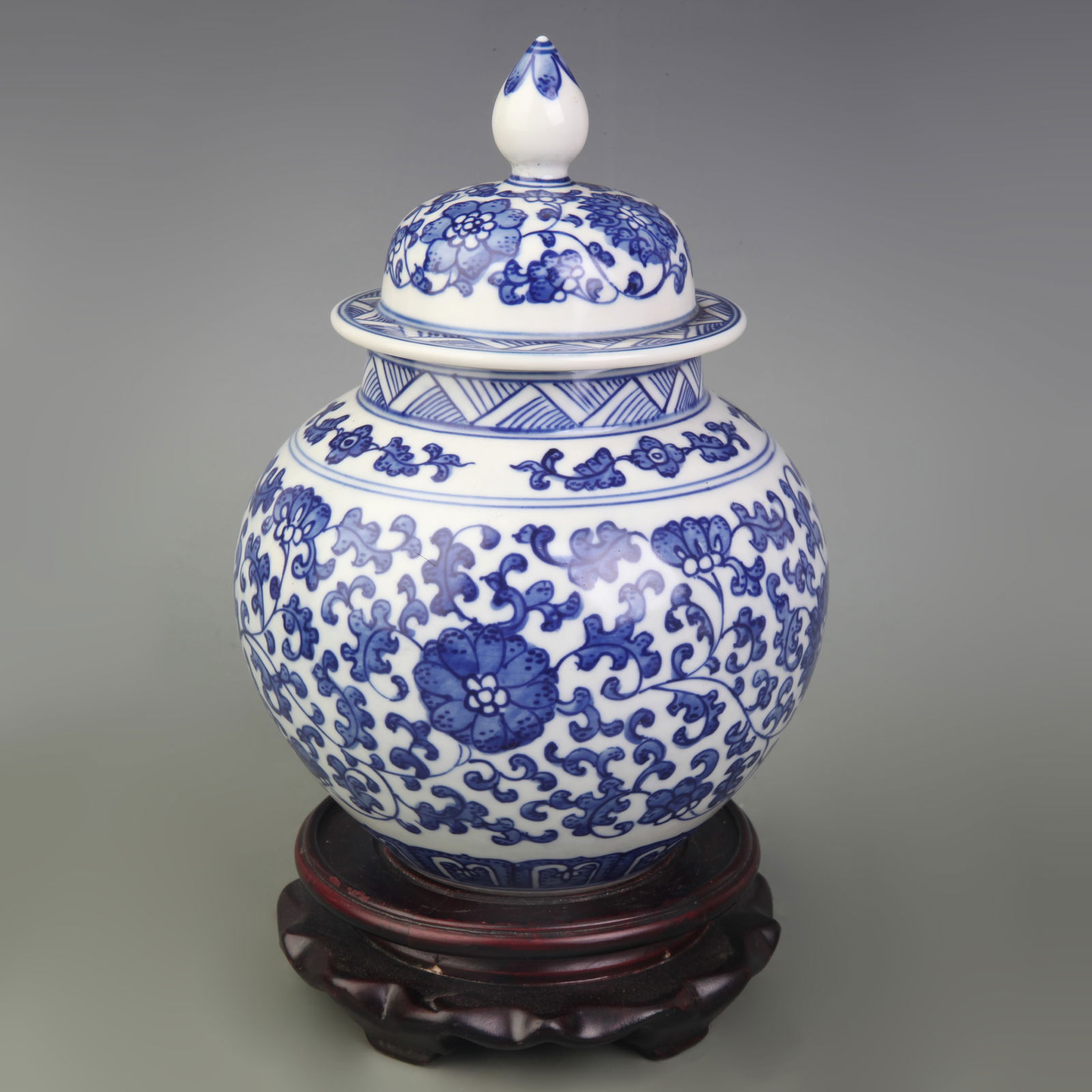 A FINE BLUE-AND-WHITE FLORAL PATTERN PORCELAIN JAR WITH LID: Qing Dynasty Qian Long Period; Diameter: 3.1 inch; High: 7.2 inch