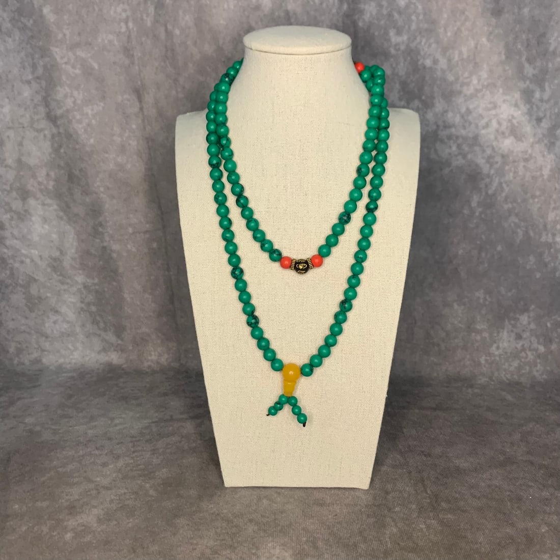 A FINE RED CORAL NECKLACE: Modern; Long: 1.3 inch; Width: 0.5 inch;