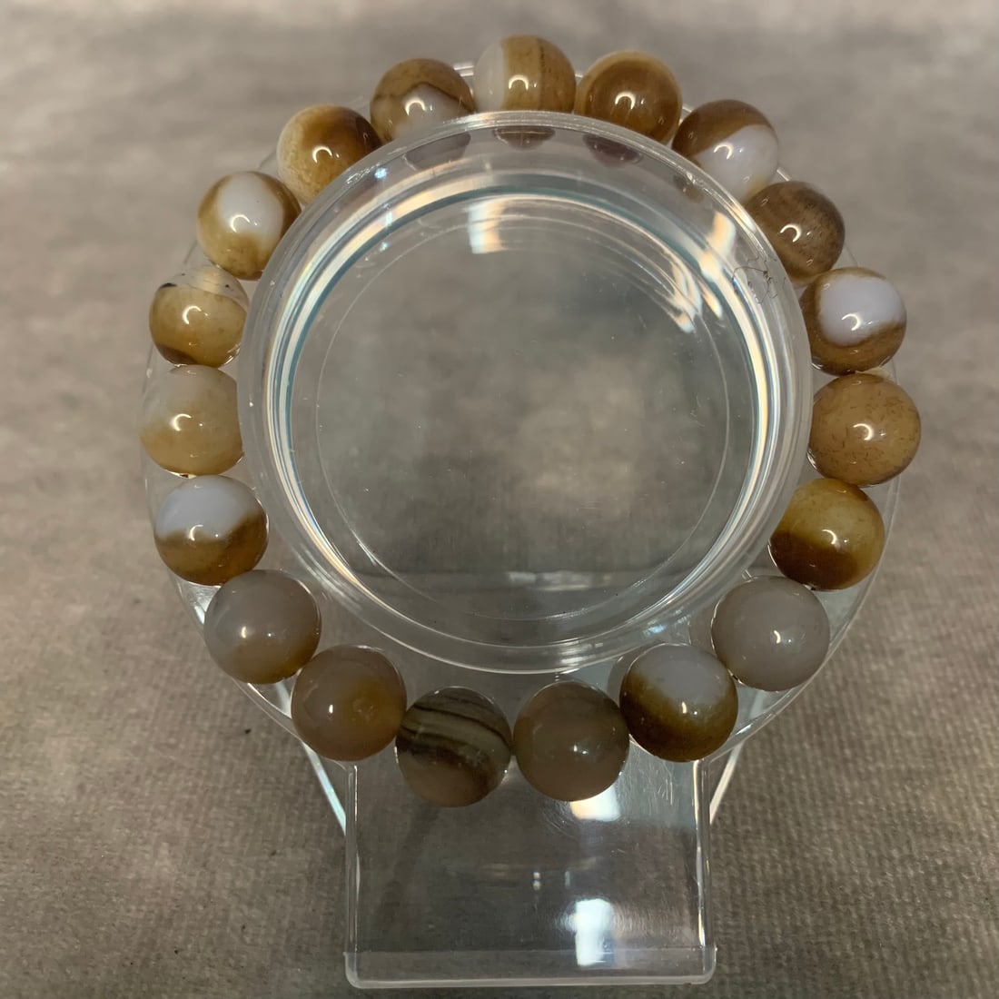 A FINE AGATE STONE MADE BRACELETS: Modern; Diameter: 2 inch; Each Bead Diameter: 0.4 inch;