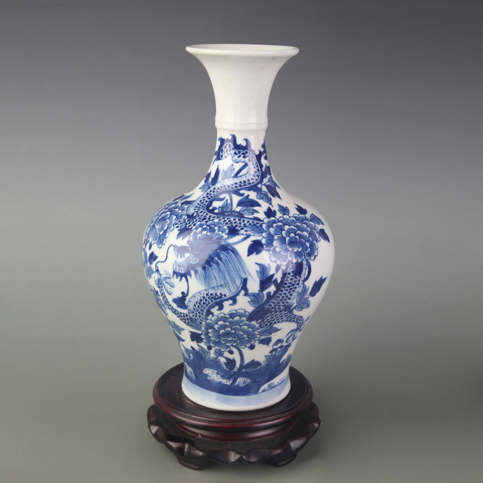 BLUE-AND-WHITE FLORAL AND DRAGON DISPLAY PORCELAIN VASE: Qing Dynasty; Kang Xi Period; Diameter: 3.0 inch; High: 9.9 inch