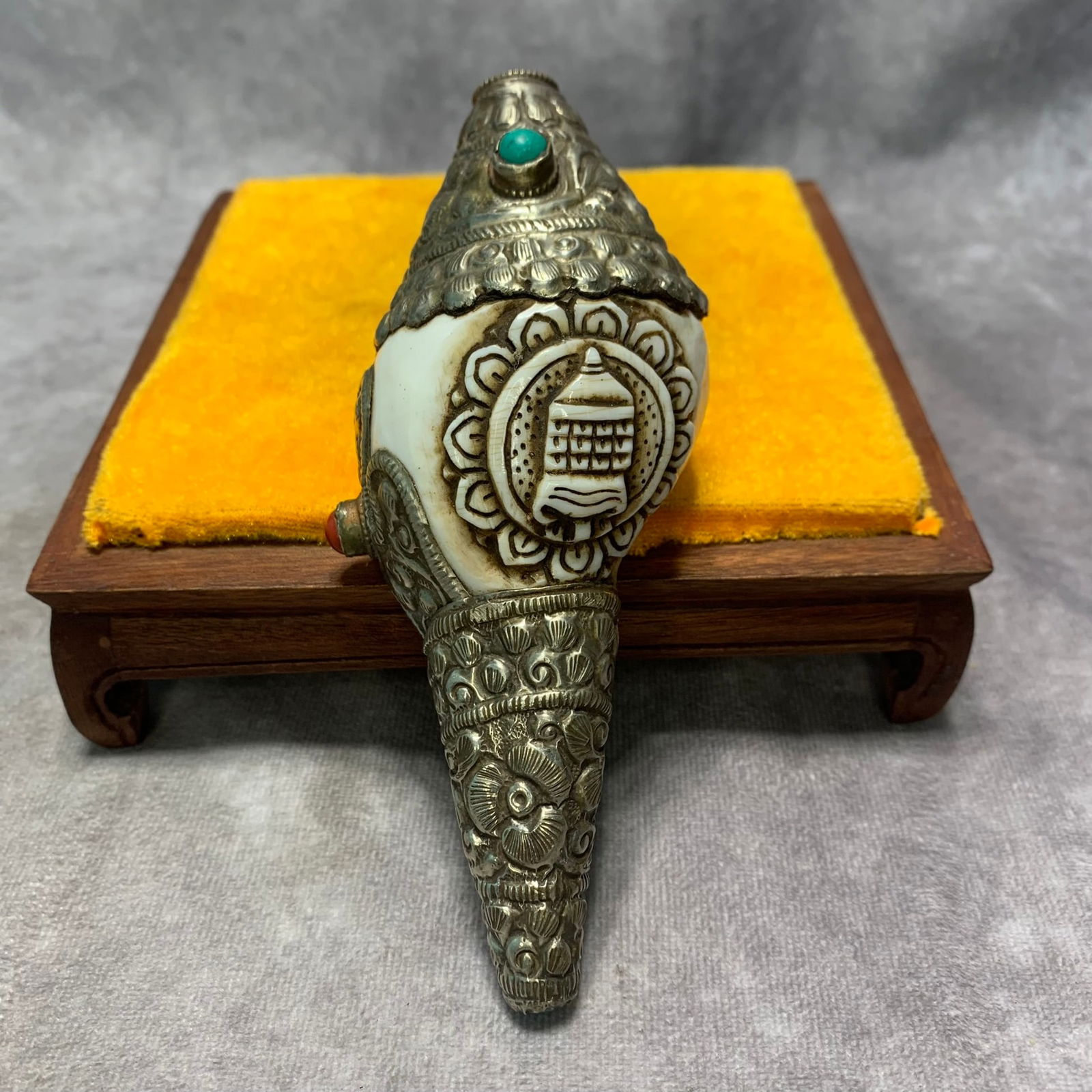 TIBETAN BUDDHIST SILVER-MOUNTED GEM-SET CONCH RITUAL TRUMPET: Qing Dynasty; Long: 5.8 inch; Width: 2.2 inch; High; 1.9 inch