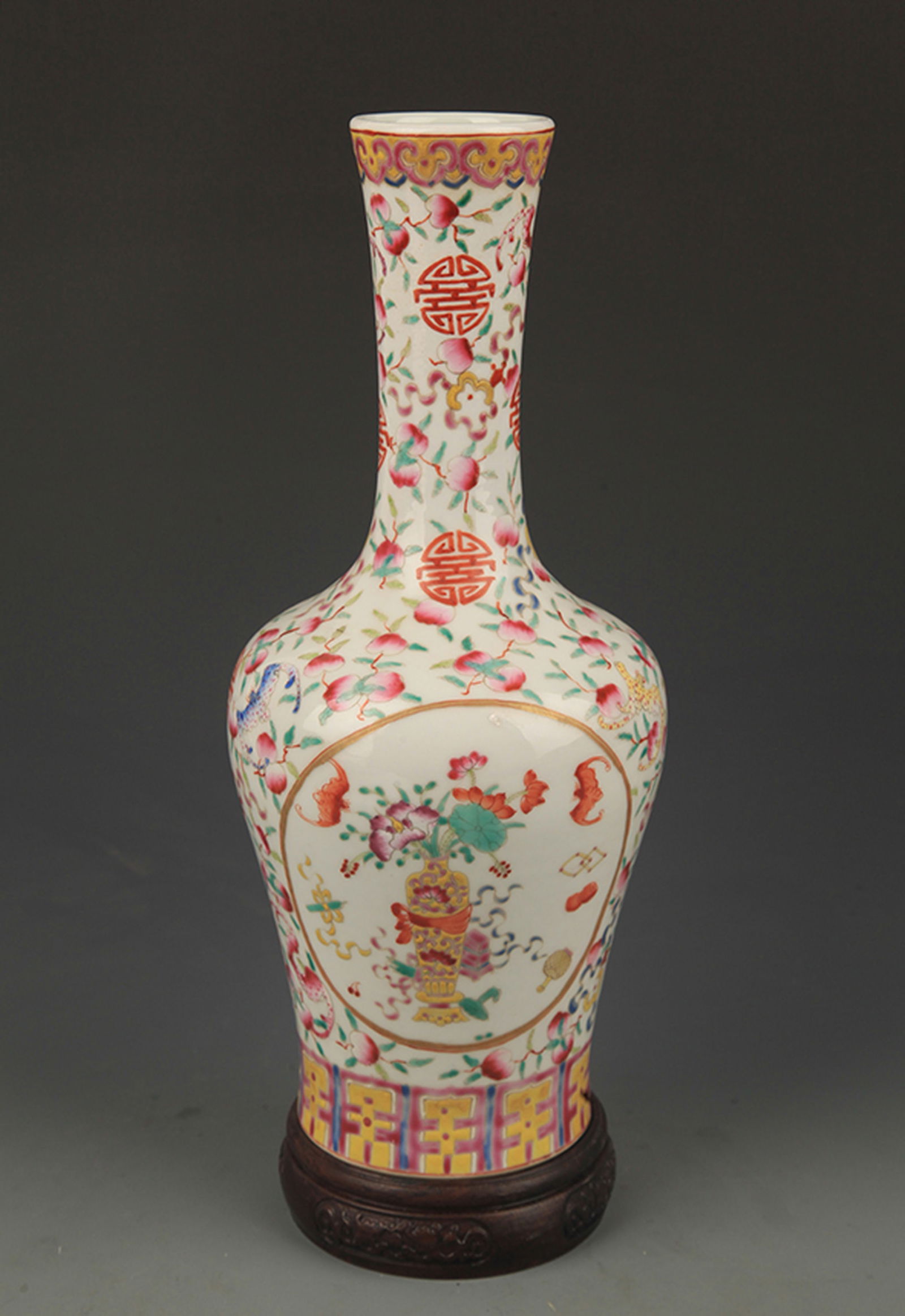 RARE FAMILLE ROSE FLOWER PATTERN BELL-SHAPED BOTTLE: Qing Dynasty Qian Long Period; High: 11.00 inch; Diameter: 2.0 inch;