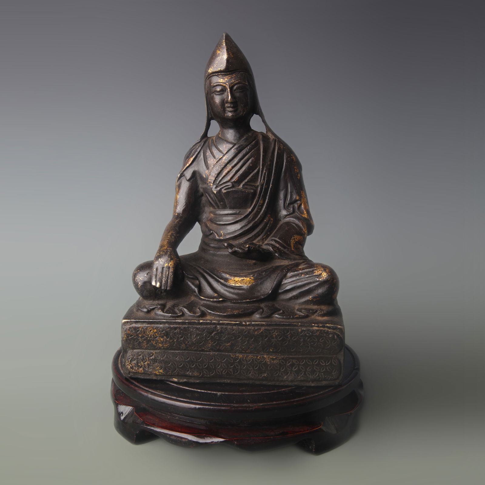A FINE BRONZE LAMA (GURU) FIGURE (1 of 5)