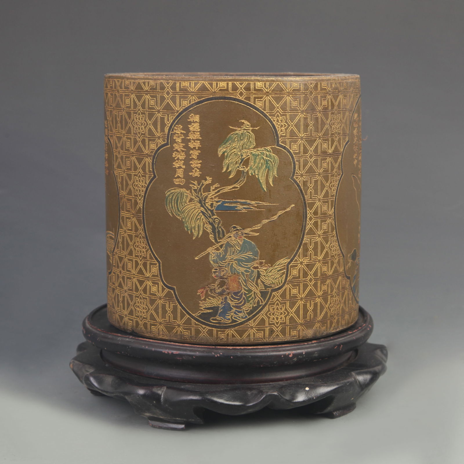 A FINE PAINTED LACQUER OLD MAN FISHING PAINTED PEN HOLDER: Qing Dynasty; High: 6.00 inch; Diameter: 6.00 inch;