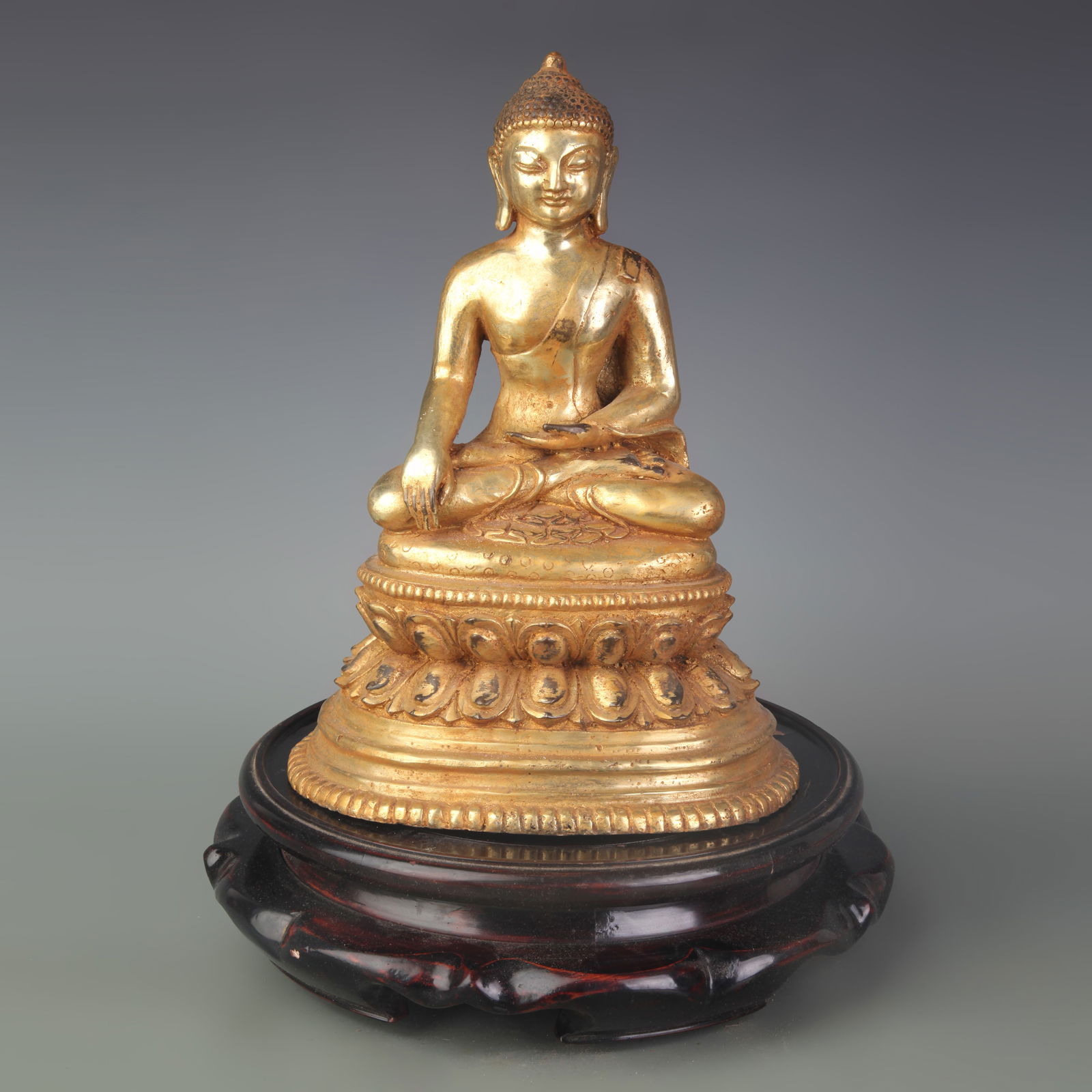 A FINE GILT BRONZE BUDDHA STATUE (1 of 5)