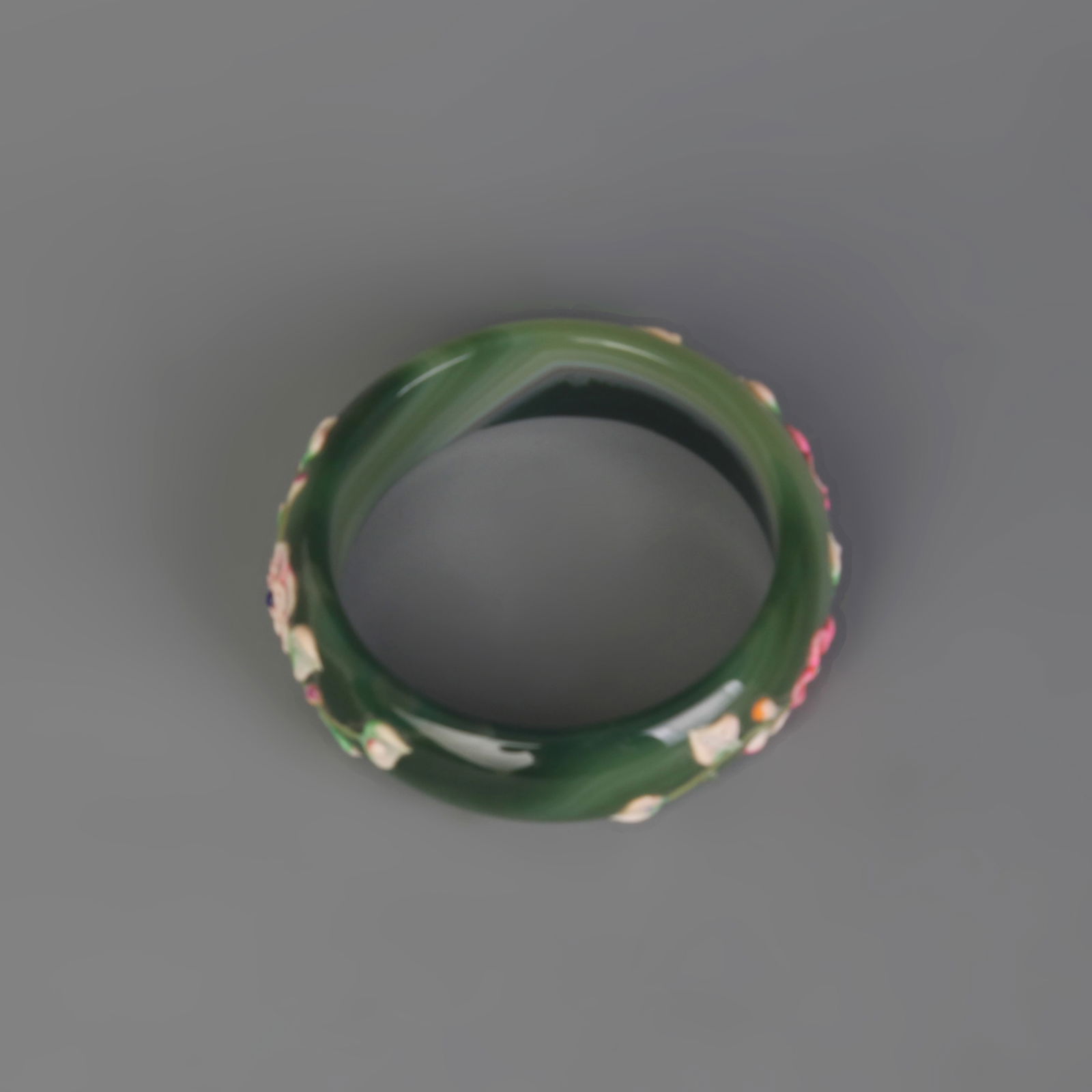 A FINE AGATE STONE MADE BRACELET: Modern; Diameter: 2.8 inch