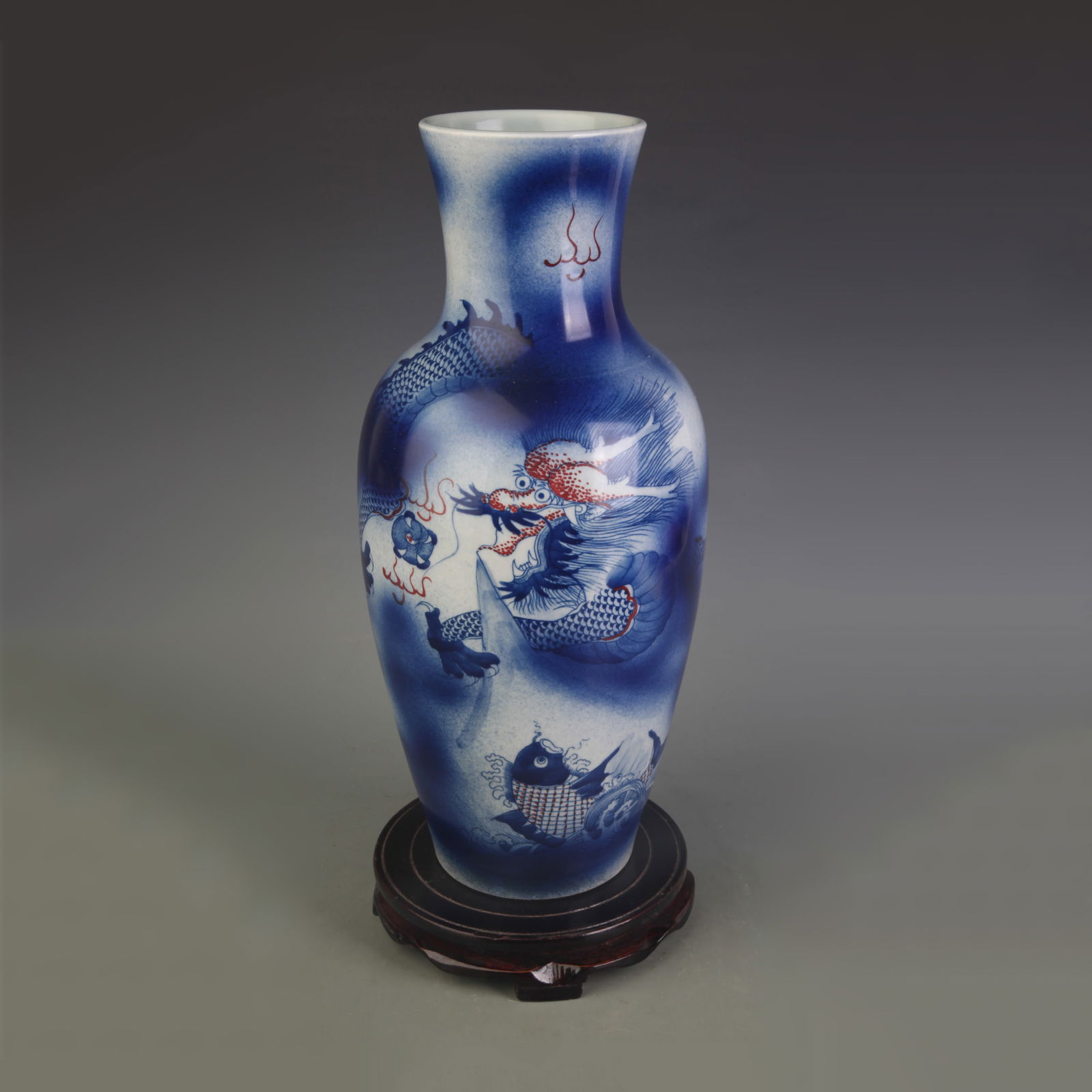 A FINE BLUE AND WHITE DRAGON PATTERN PORCELAIN VASE: Qing Dynasty; Diameter: 4.1 inch; High: 15.2 inch;