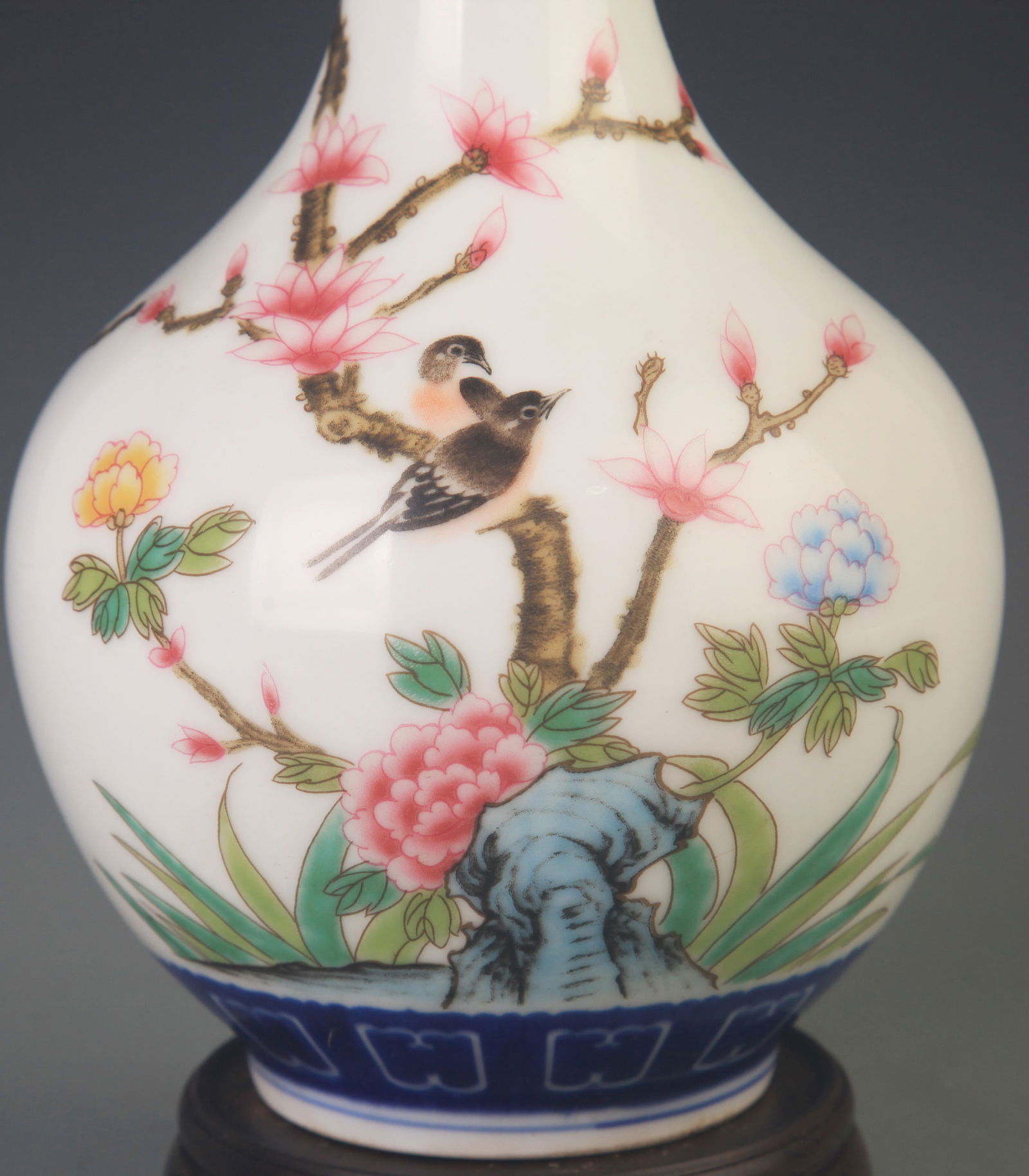 RARE BLUE AND WHITE FAMILLE ROSE TREE PATTERN VASE - 3