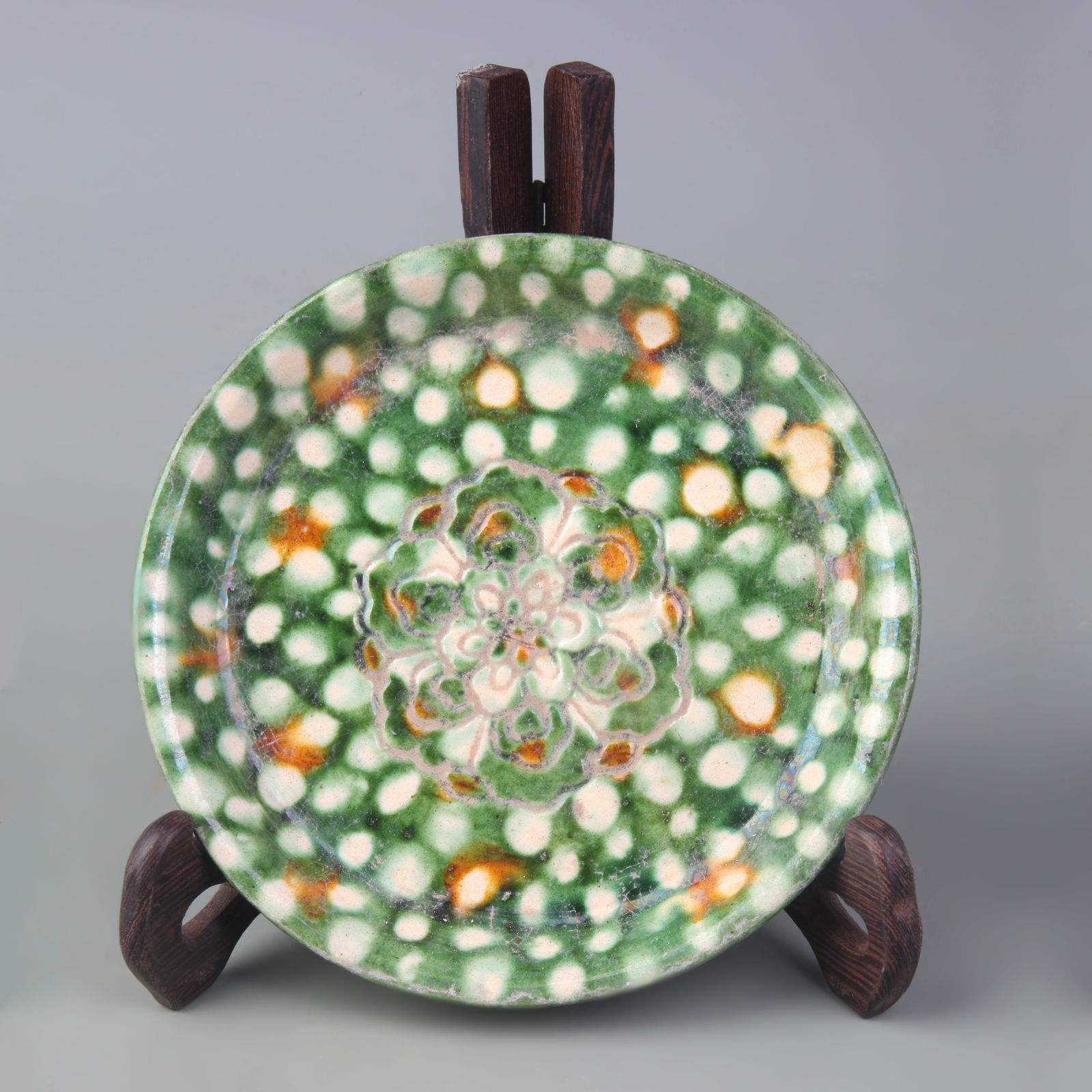 A SMALL SANCAI-GLAZED OLD PORCELAIN DISH (1 of 5)