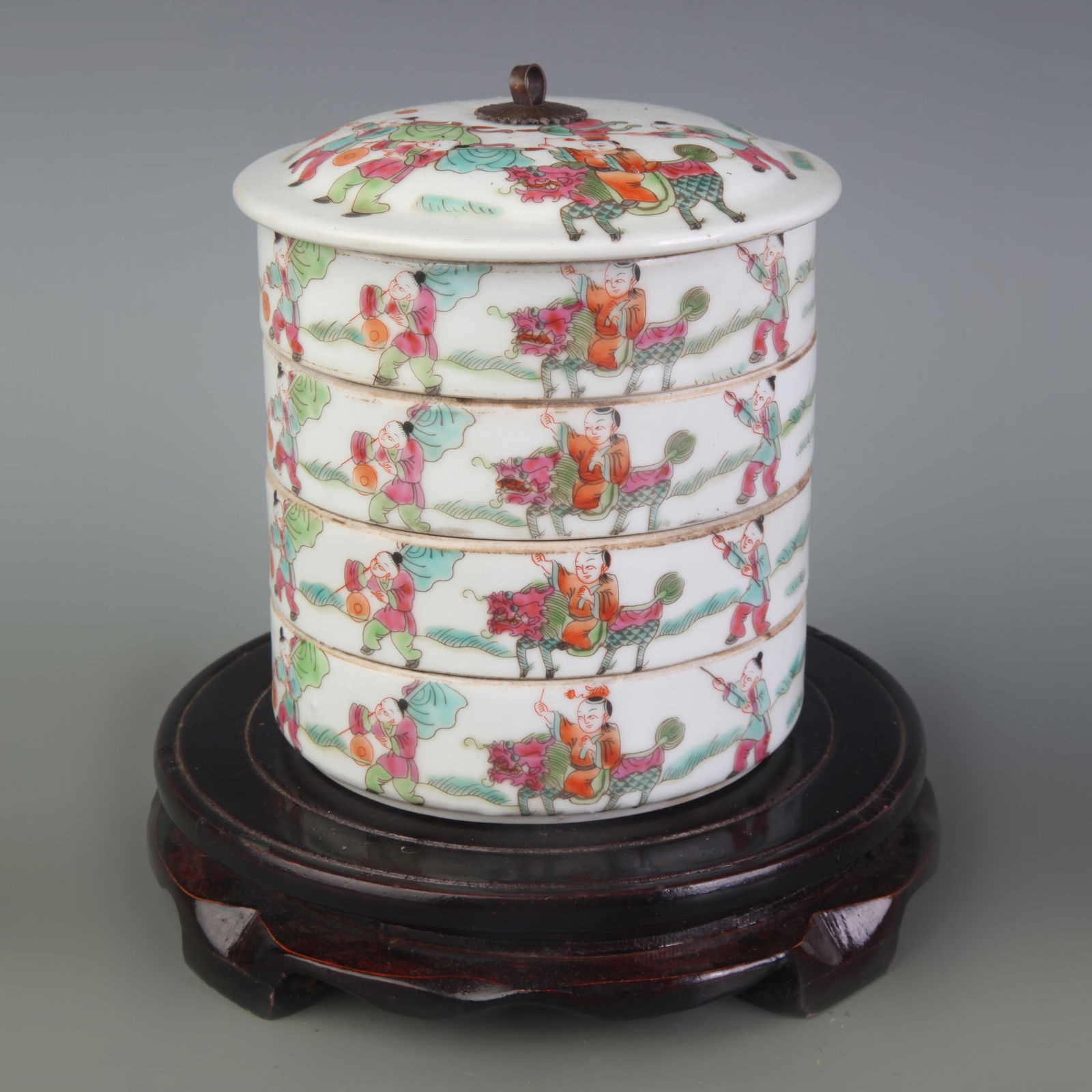FAMILLE ROSE FIGURAL PATTERN MULTI TIERED FRUIT BOX: Qing Dynasty; Tong Zhi Period; Diameter: 4.6 inch; High: 5.0 inch
