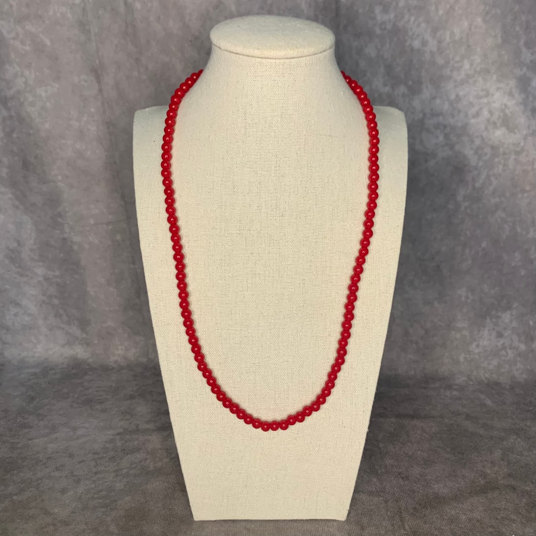 A FINE AGATE MADE NECKLACE: Long: 11 inch; Each Bead Diameter: 0.2 inch