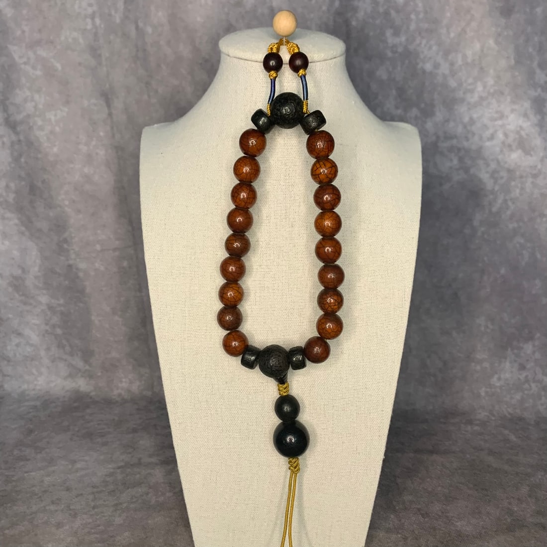 A FINE AMBER MADE NECKLACE: Long: 5.5 inch; Each Bead Diameter: 0.5 inch
