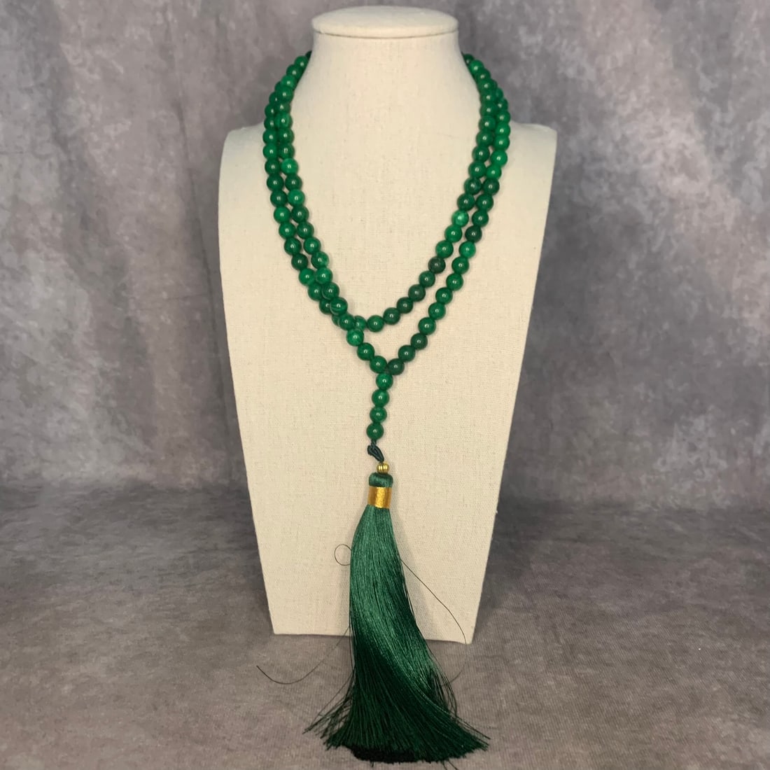 A FINE JADE MADE NECKLACE: Modern; Long: 9.5 inch; Each Bead Diameter: 0.2 to 0.5 inch