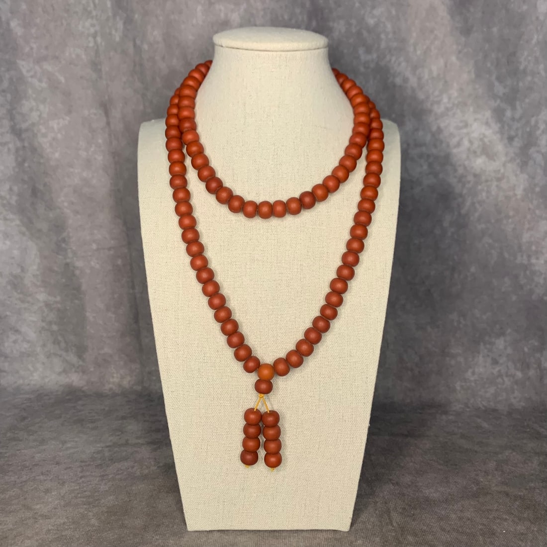 A FINE RED COLOR WOOD MADE NECKLACE: Long: 17.5 inch; Each Bead Diameter: 0.4 inch