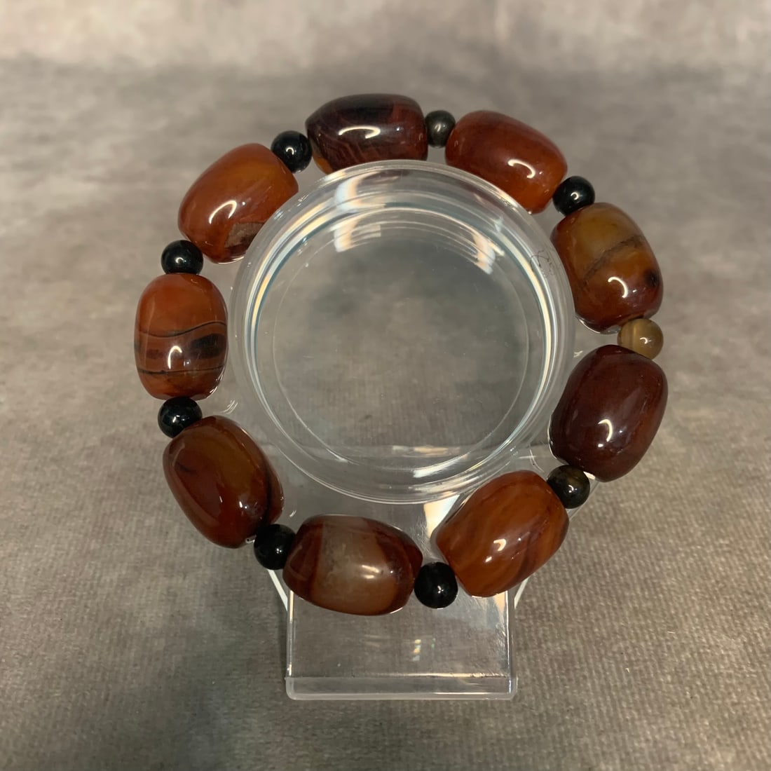 A FINE AGATE MADE BRACELETS: Modern; Diameter: 2 inch; Each Bead Diameter:0.4 inch