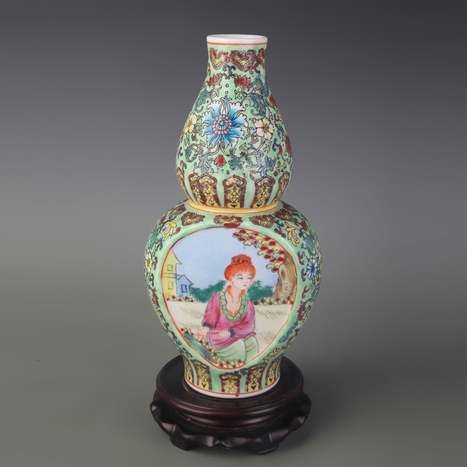 FAMILLE ROSE GREEN-GROUND OPEN-WORK FIGURE-PATTERNED GOURD VASE: Qing Dynasty Qian Long Period; Width: 5.3 inch; High: 10.9 inch