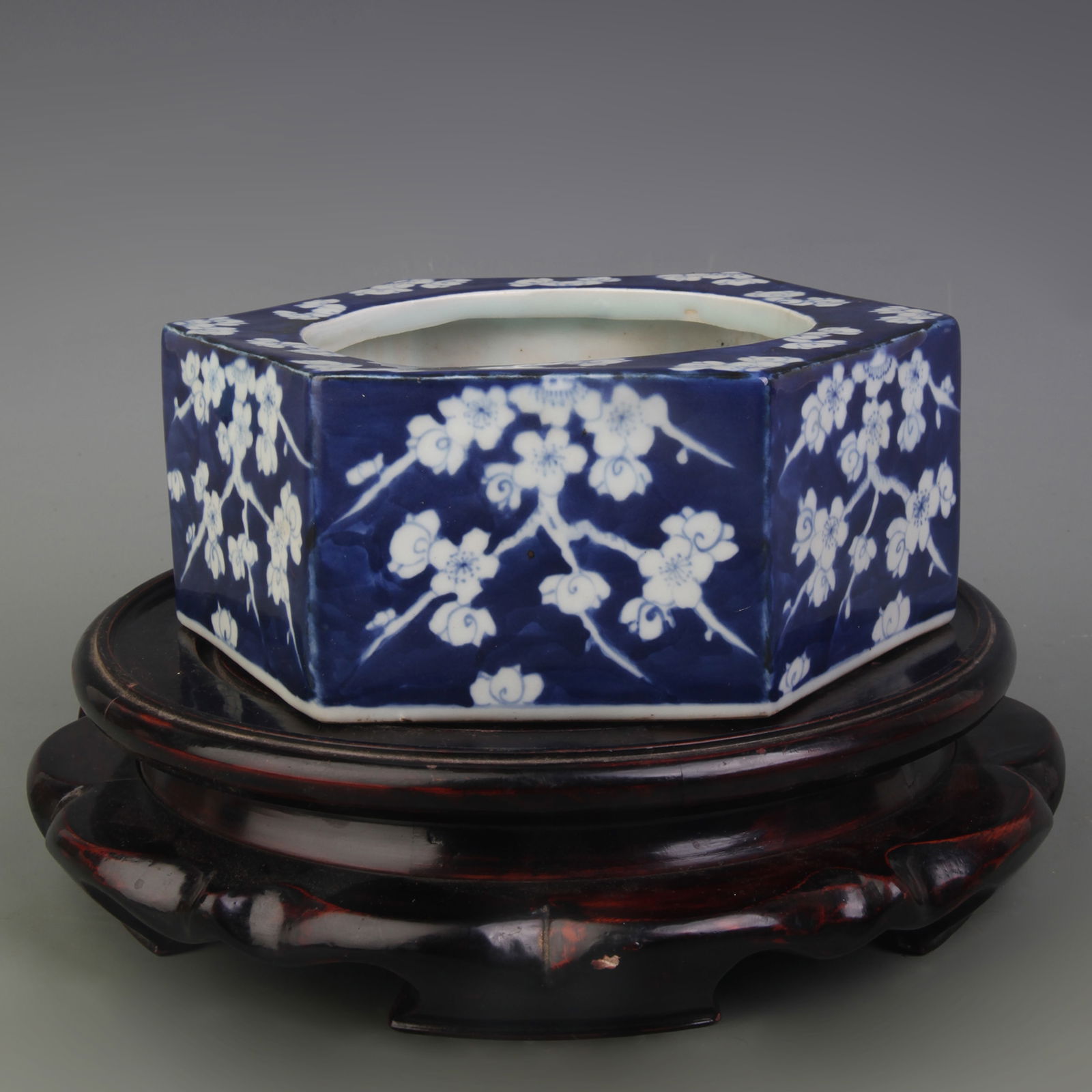 BLUE AND WHITE HEXAGONAL BRUSH WASHER WITH FLORAL PATTERNS: Qing Dynasty; Width: 7.5 inch; High: 3.0 inch;
