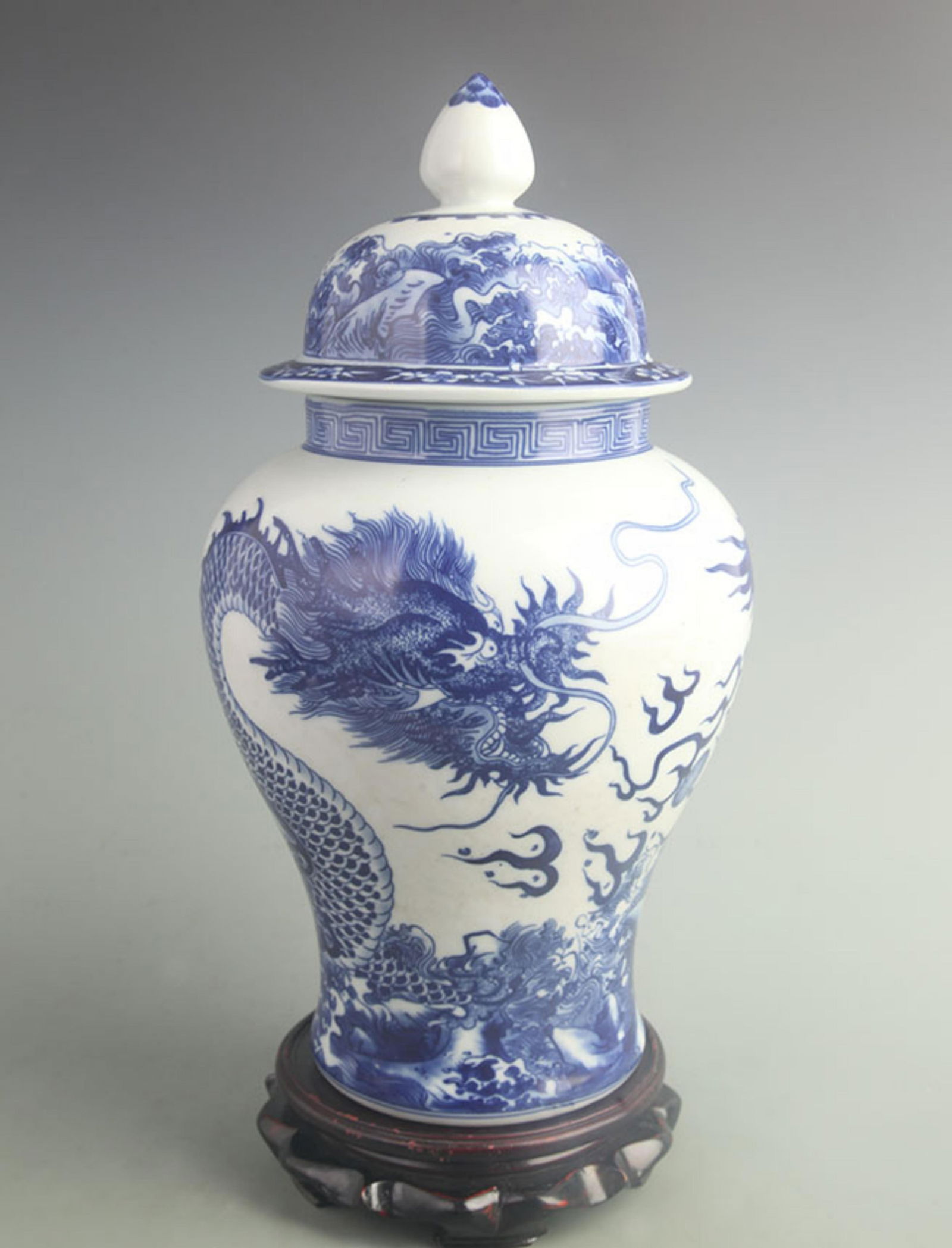 BLUE AND WHITE DRAGON PATTERN GENERAL STYLE PORCELAIN JAR: Qing Dynasty Qian Long Period; High: 16.0 inch; Width: 8.00 inch