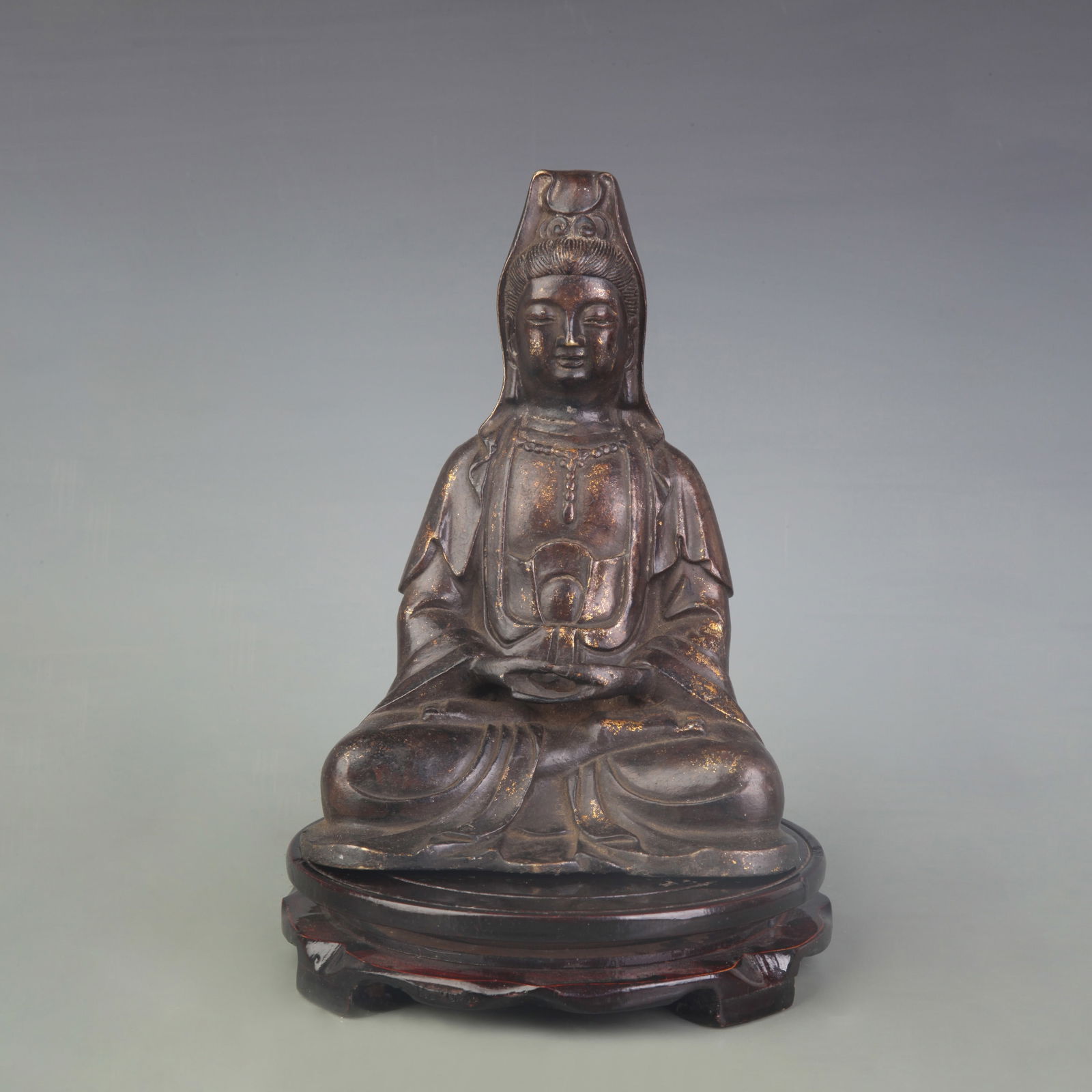 A FINE GUANYIN SEATED STATUE: Qing Dynasty; High: 8.3 inch