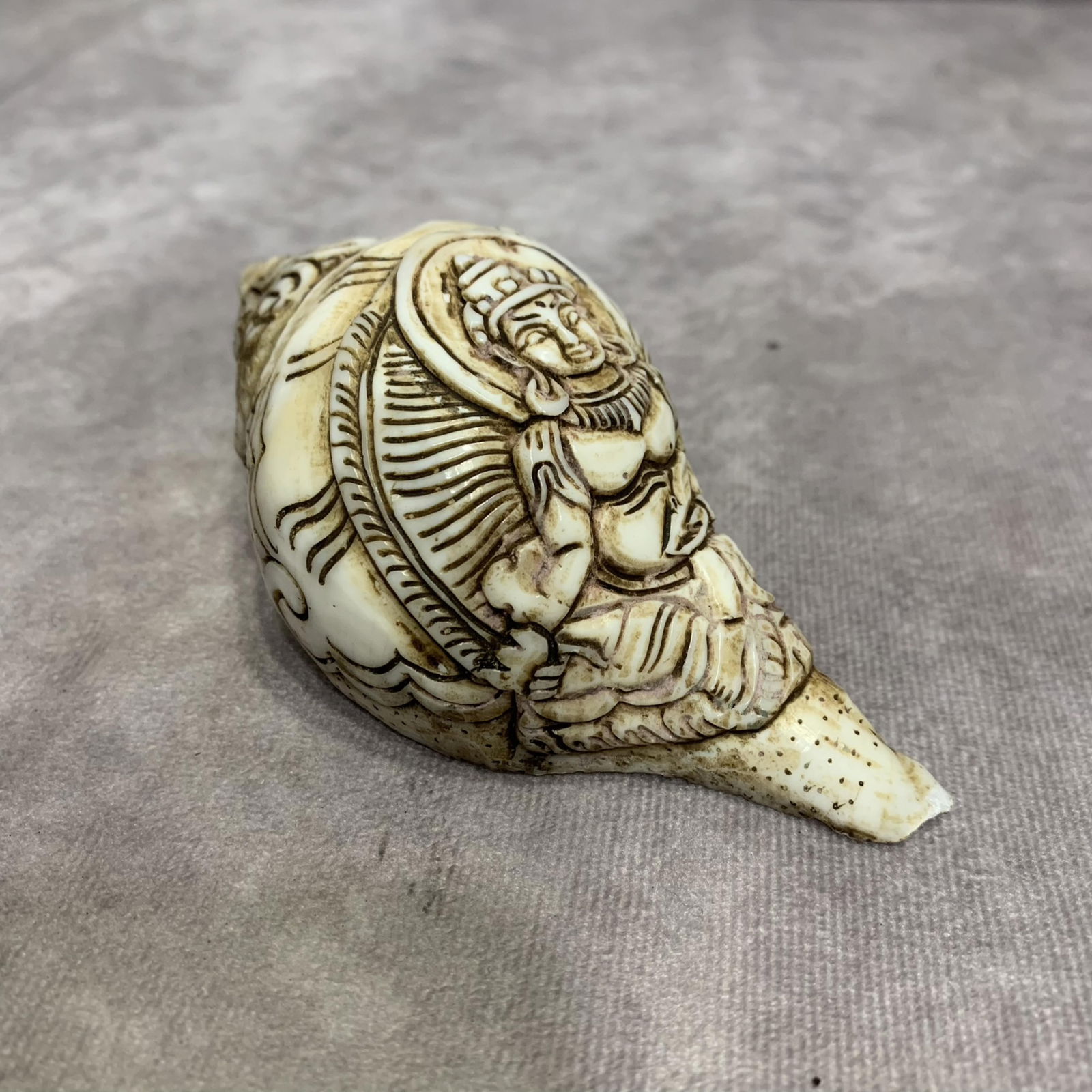 A FINELY CARVED TIBETAN BUDDHISM CONCH: Qing Dynasty; High: 2.0 inch; Width: 2.2 inch; Long: 4.0 inch