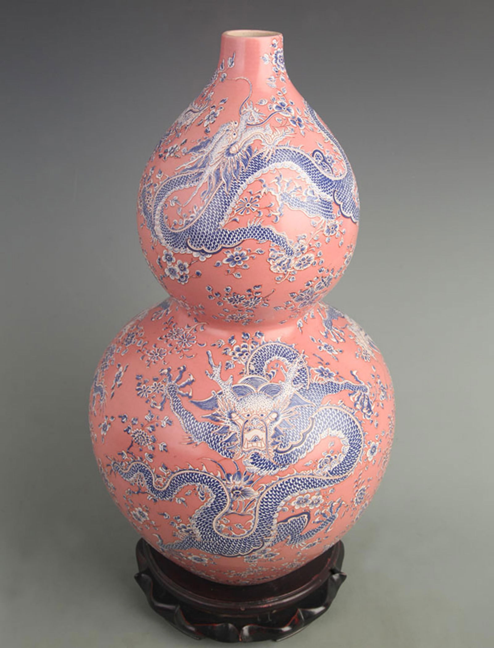 YELLOW-GROUND DRAGON PATTERN GOURD PORCELAIN VASE: Qing Dynasty; Kang Xi Period; High: 16.0 inch; Diameter: 8.50 inch;