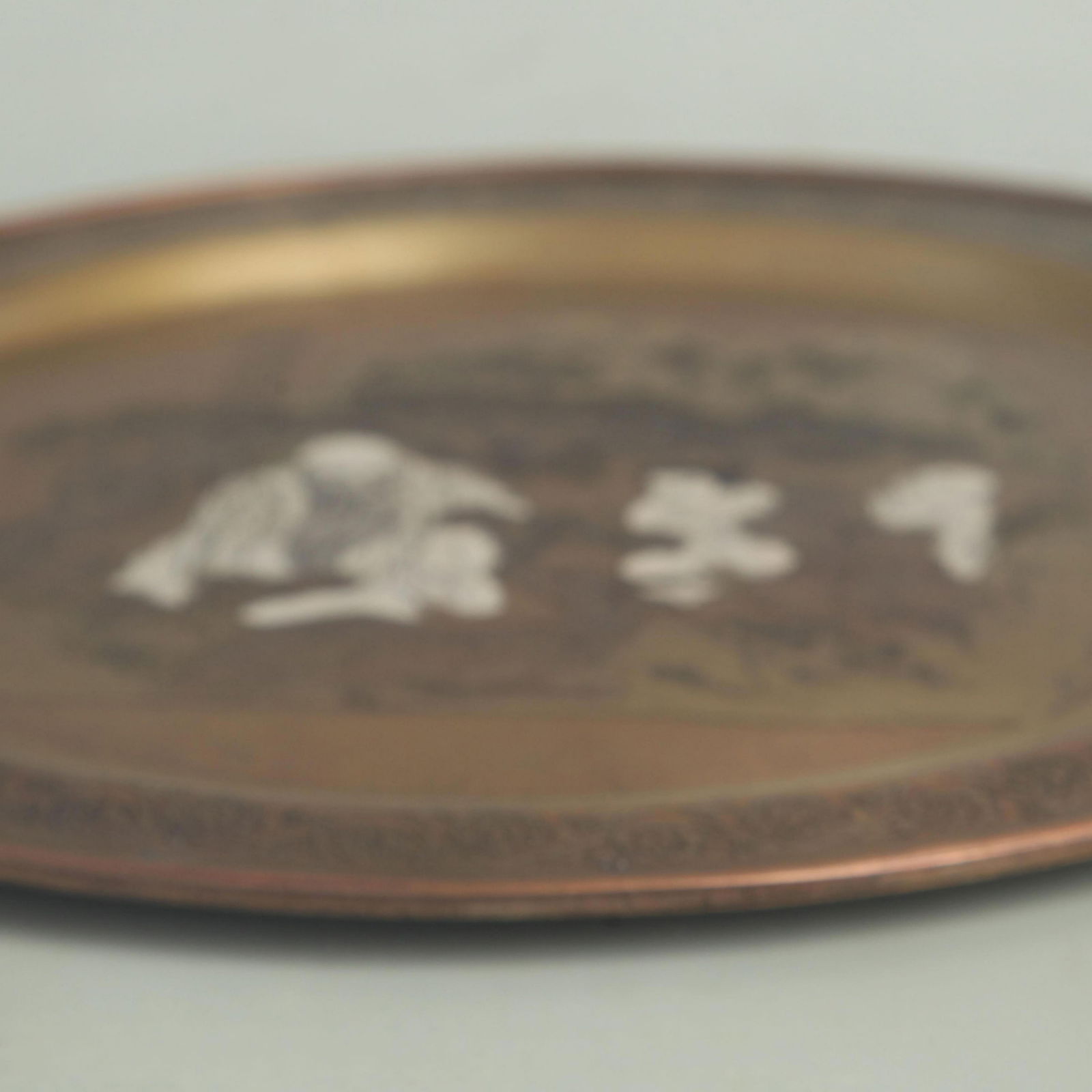 A FINE BRONZE MADE SILVER INLAY CHARACTER PATTERN PLATE - 3